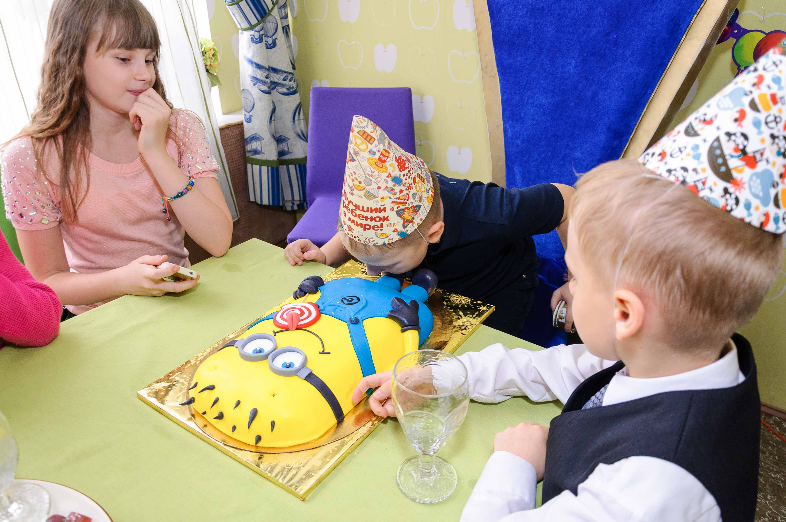 День рождения в кафе АндерСон. Выпускной школьный альбом в Москве / Школьный фотограф Юлия Михайленко