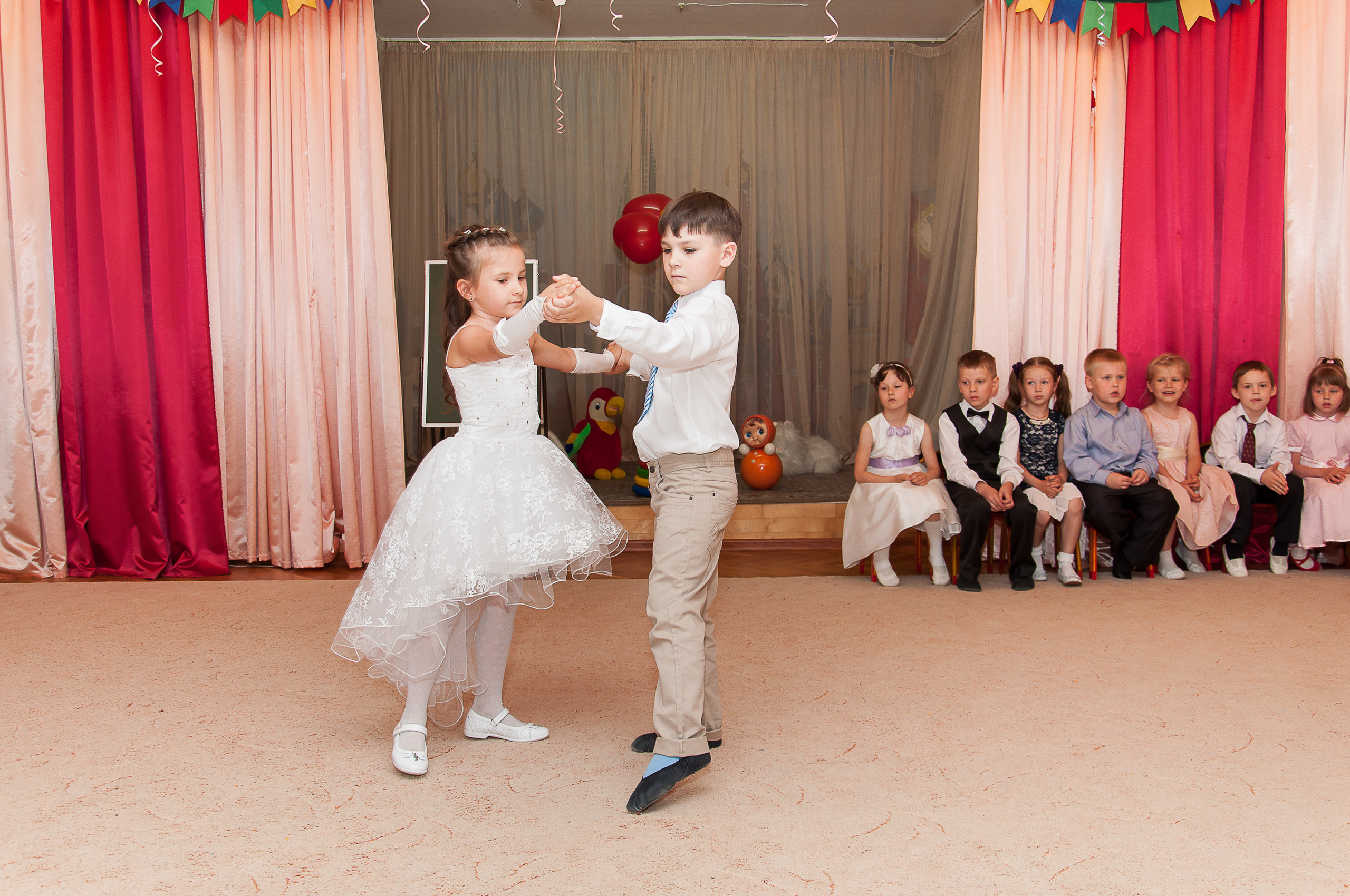 Праздничный выпускной. Выпускной школьный альбом в Москве / Школьный фотограф Юлия Михайленко