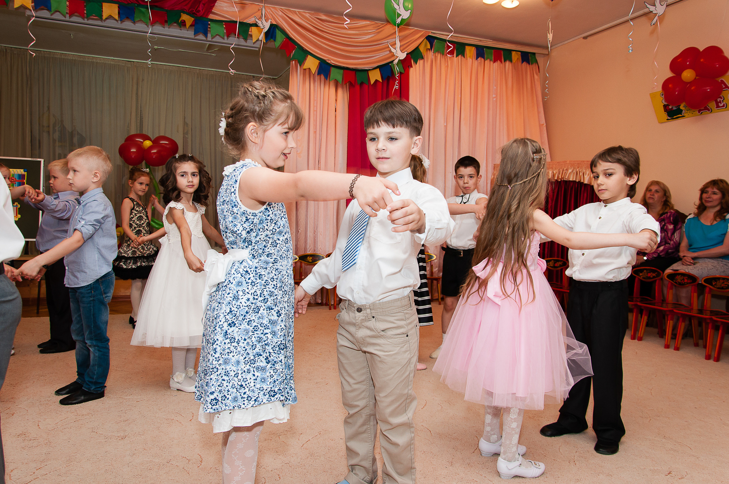 Праздничный выпускной. Выпускной школьный альбом в Москве / Школьный фотограф Юлия Михайленко