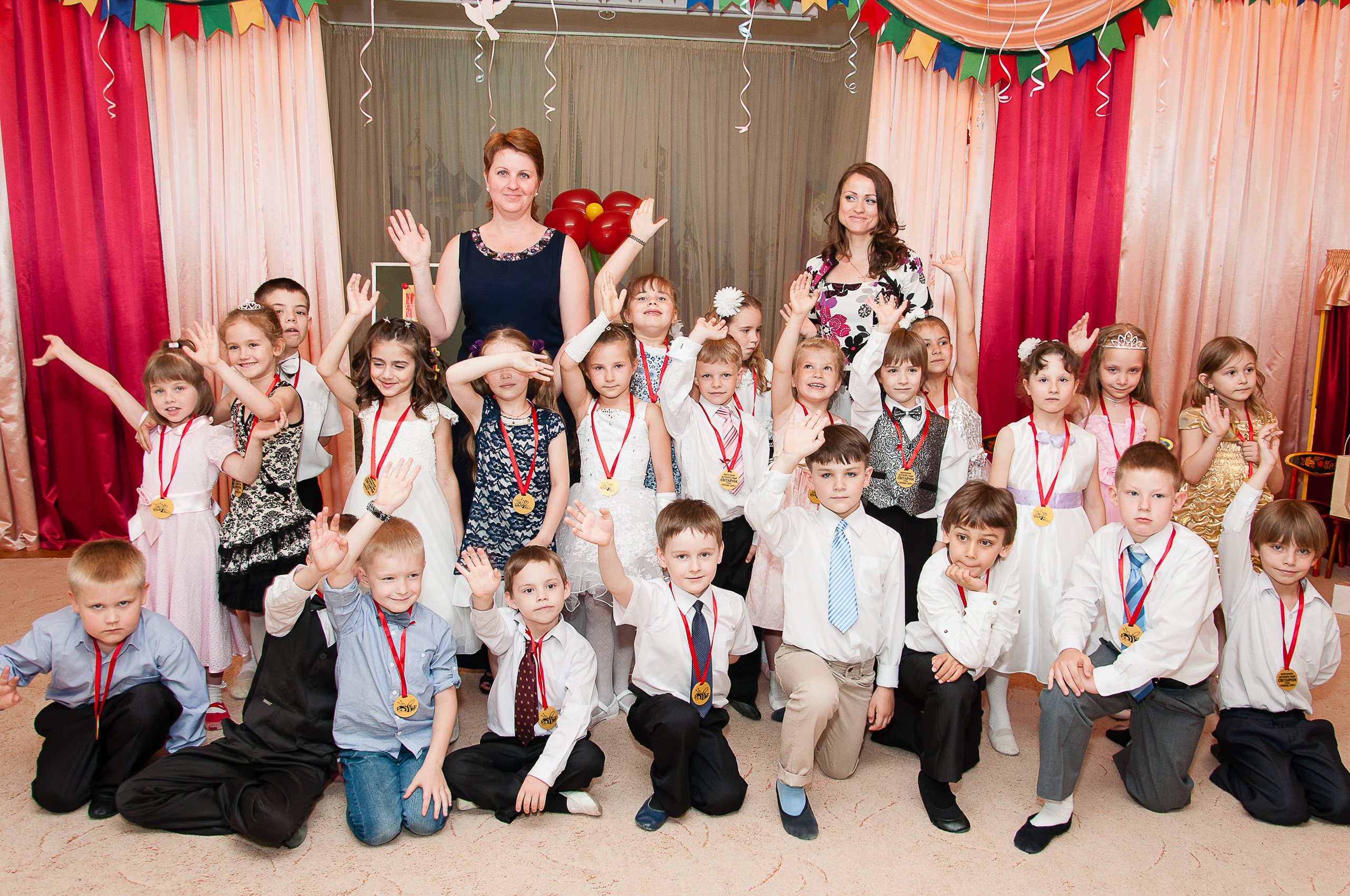 Праздничный выпускной. Выпускной школьный альбом в Москве / Школьный фотограф Юлия Михайленко