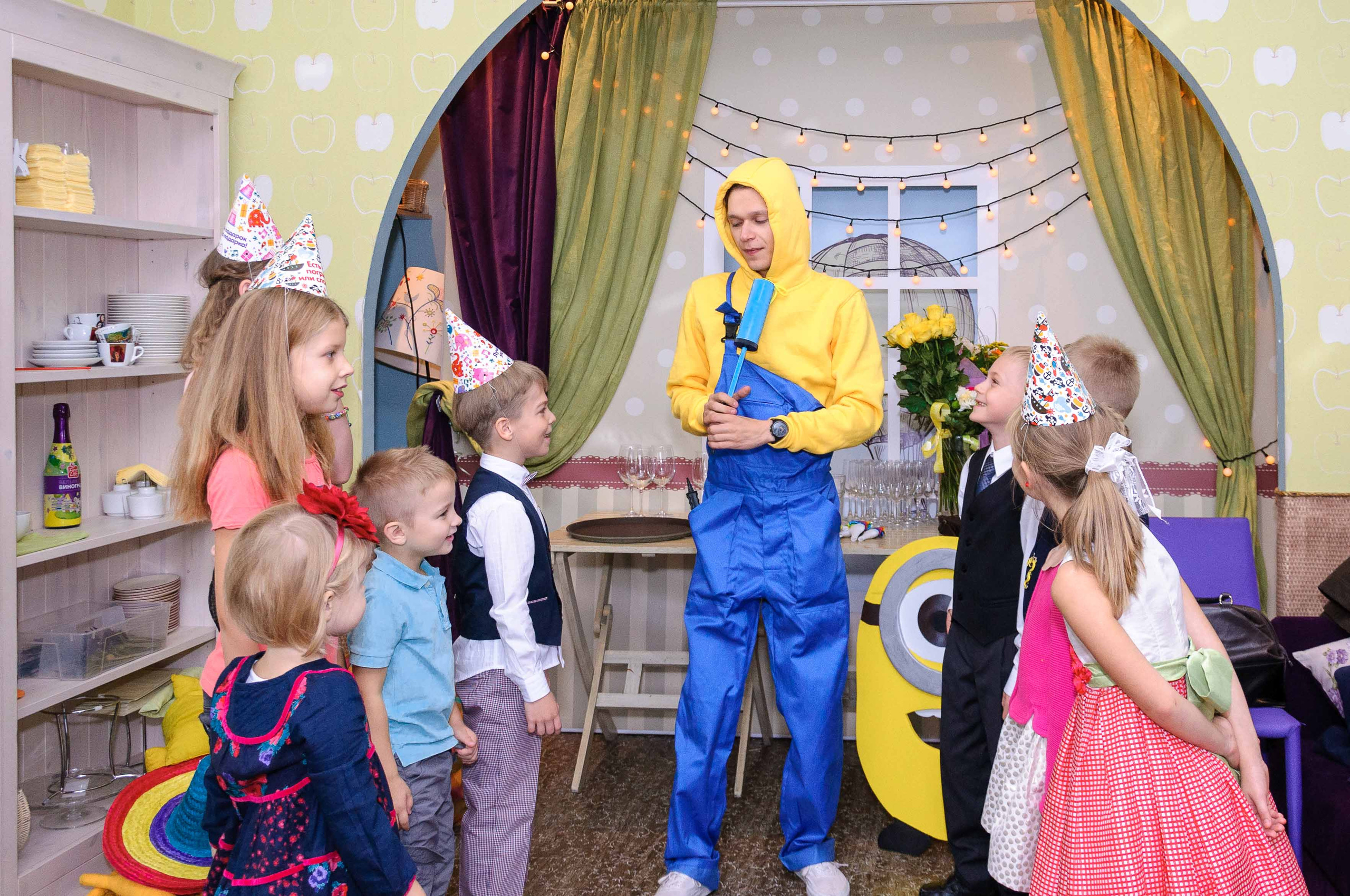 День рождения в кафе АндерСон. Выпускной школьный альбом в Москве / Школьный фотограф Юлия Михайленко