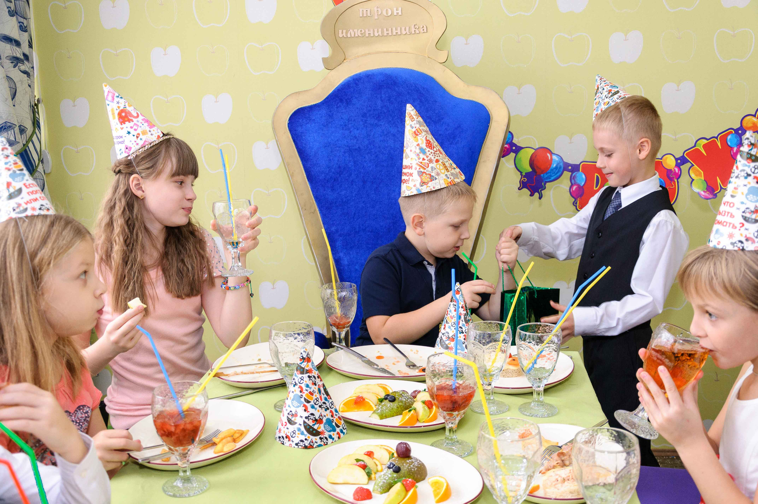 День рождения в кафе АндерСон. Выпускной школьный альбом в Москве / Школьный фотограф Юлия Михайленко