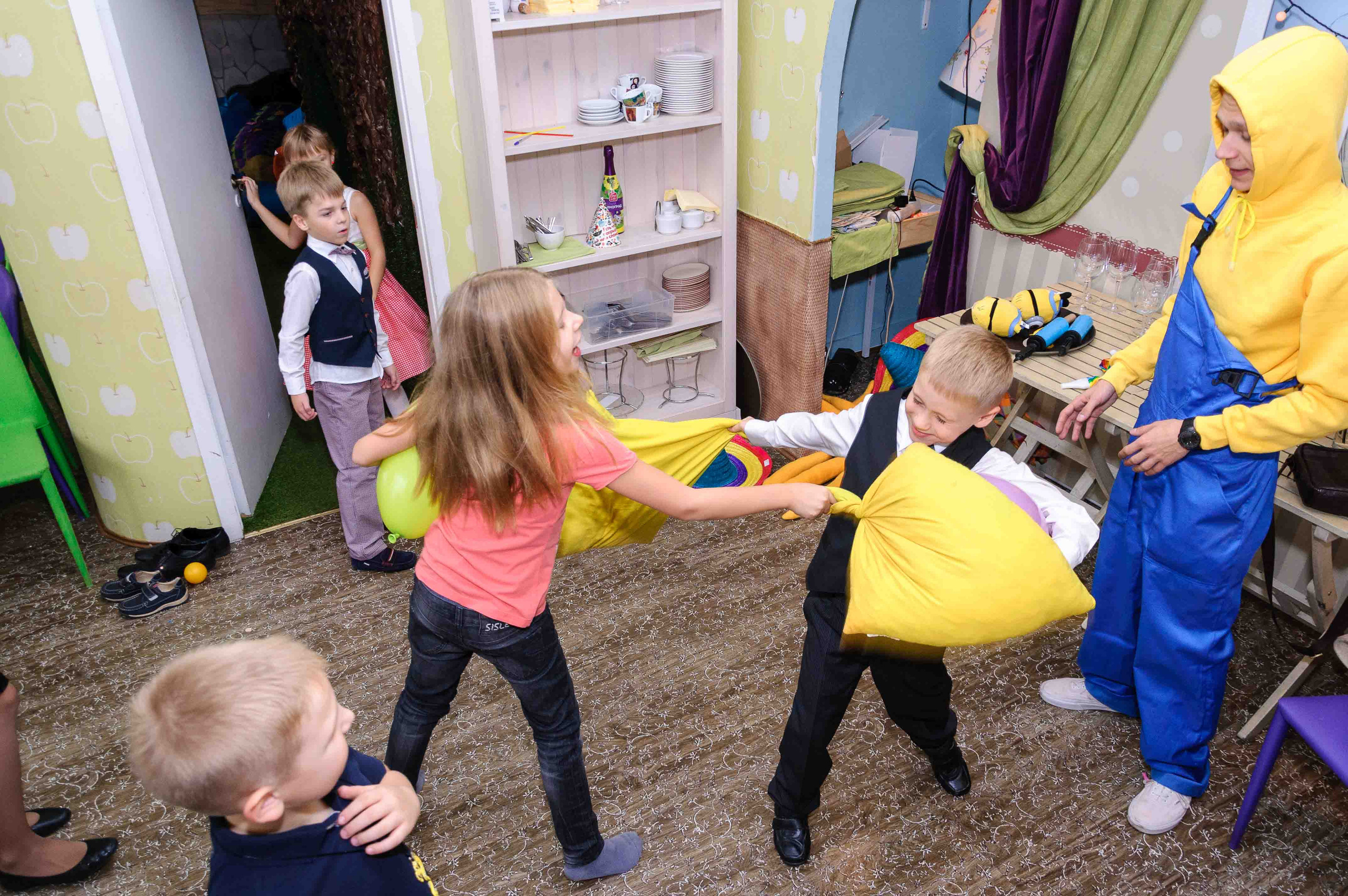 День рождения в кафе АндерСон. Выпускной школьный альбом в Москве / Школьный фотограф Юлия Михайленко