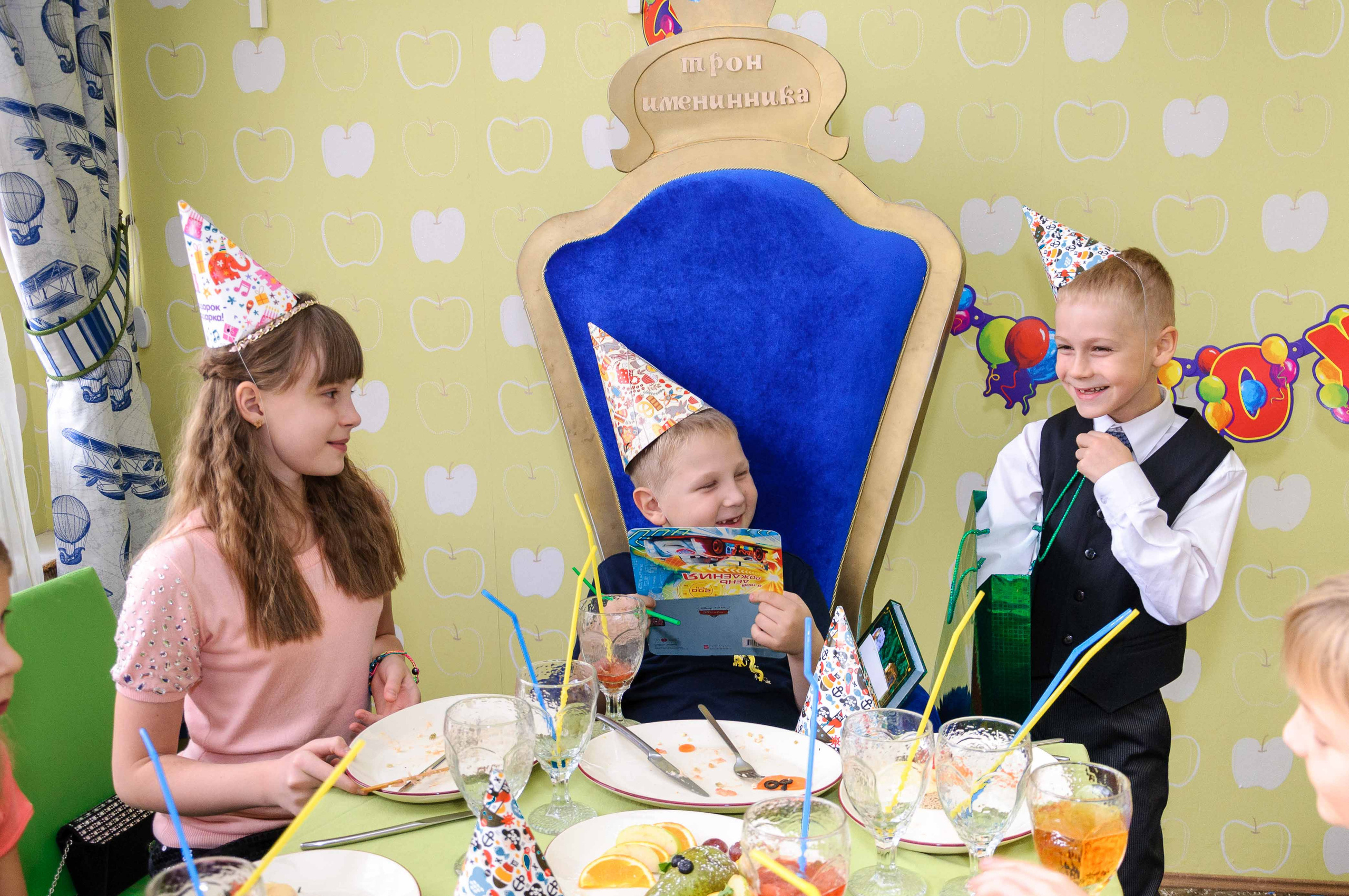 День рождения в кафе АндерСон. Выпускной школьный альбом в Москве / Школьный фотограф Юлия Михайленко