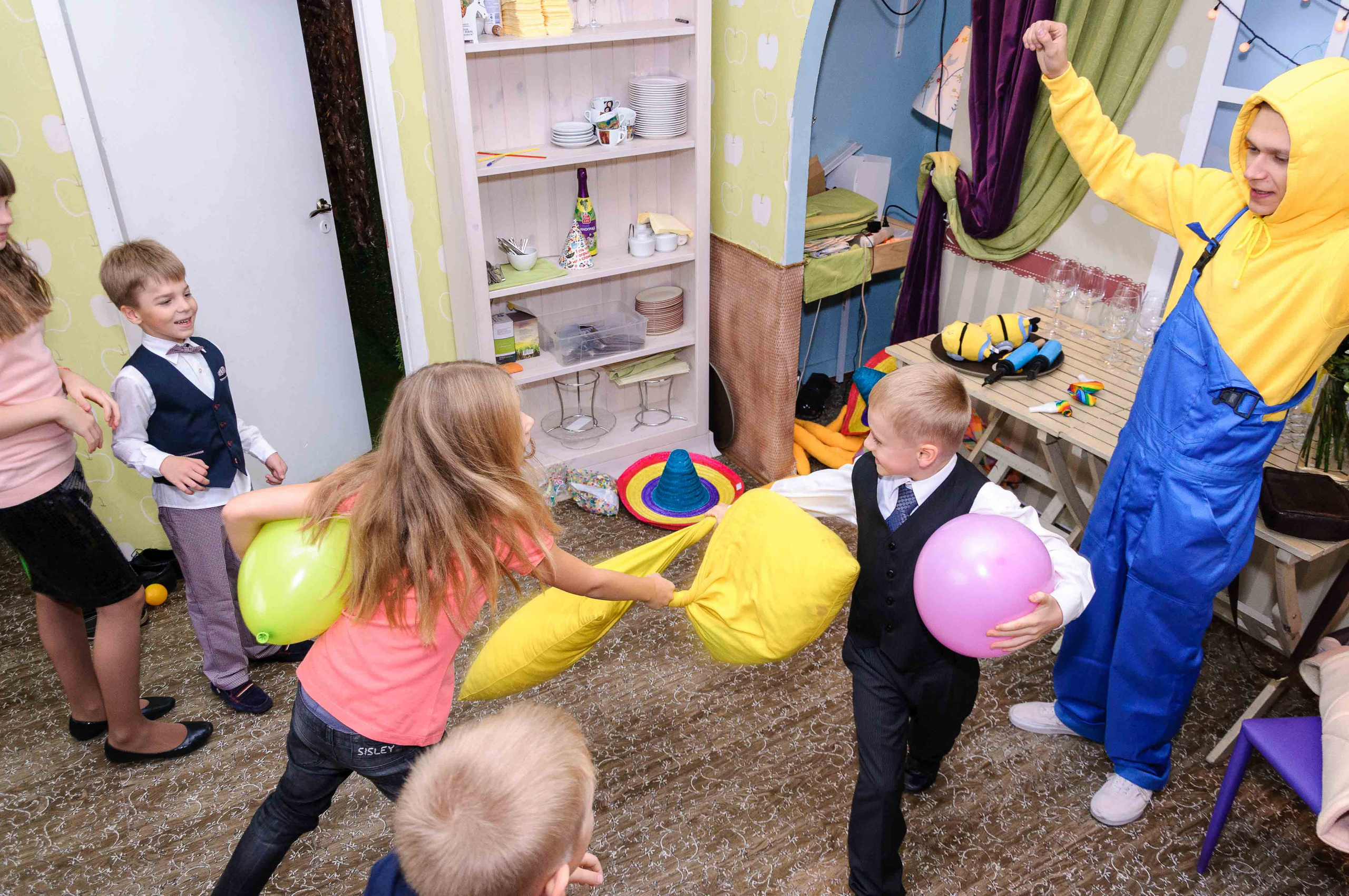 День рождения в кафе АндерСон. Выпускной школьный альбом в Москве / Школьный фотограф Юлия Михайленко