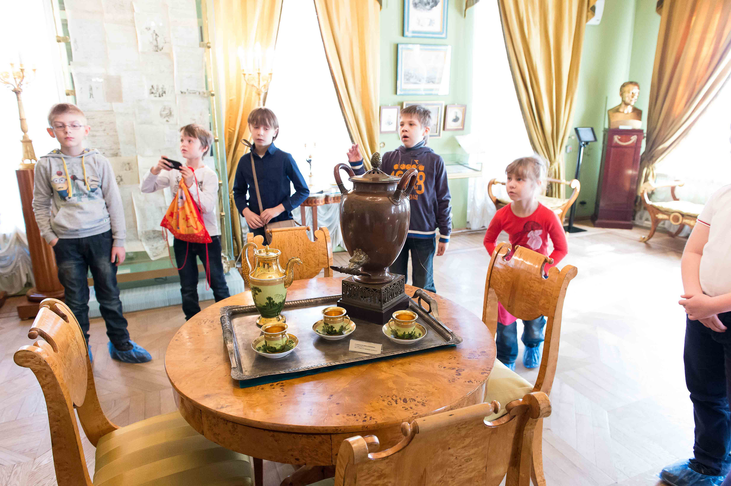 Экскурсия в Пушкинский музей. Выпускной школьный альбом в Москве / Школьный фотограф Юлия Михайленко