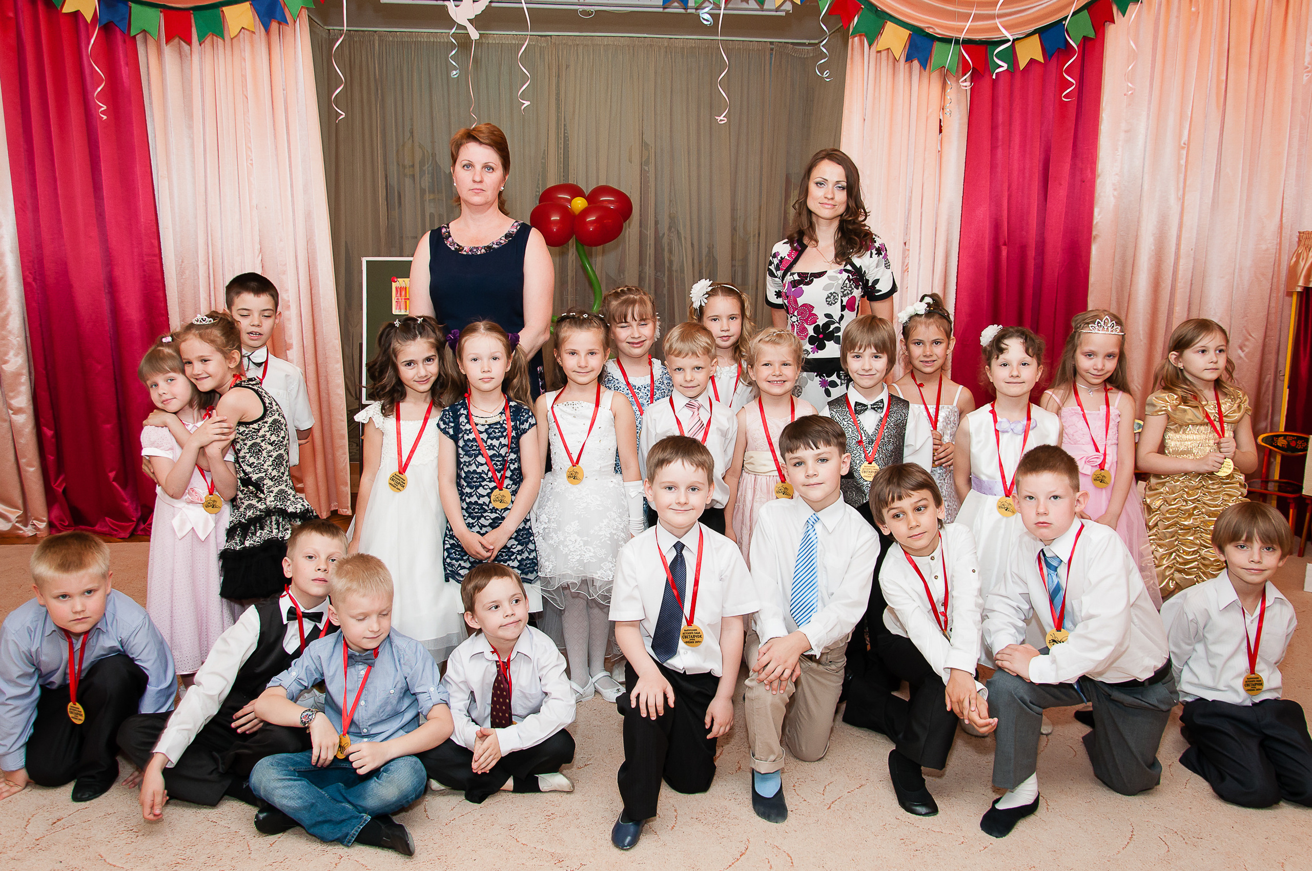 Праздничный выпускной. Выпускной школьный альбом в Москве / Школьный фотограф Юлия Михайленко