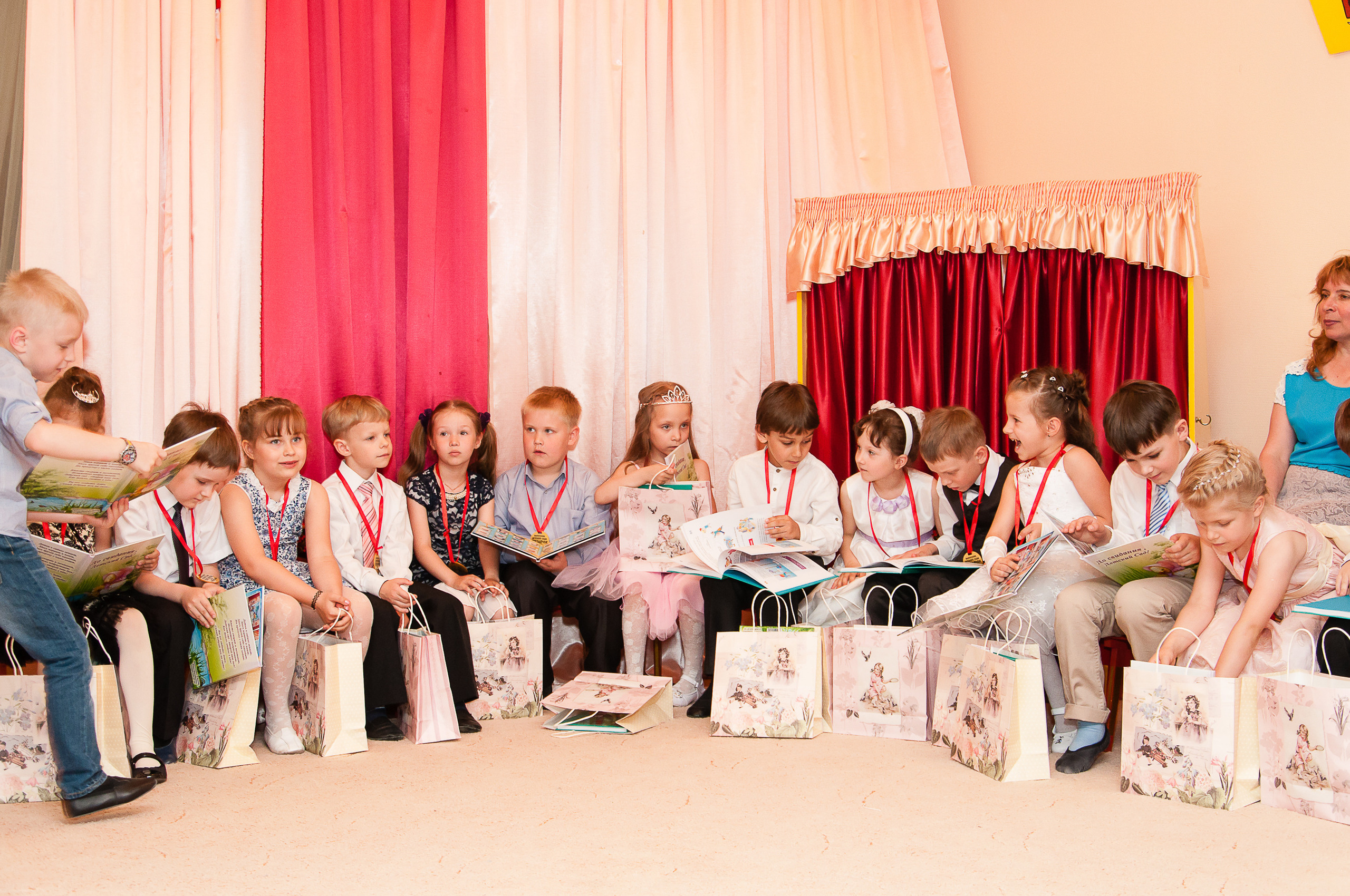Праздничный выпускной. Выпускной школьный альбом в Москве / Школьный фотограф Юлия Михайленко