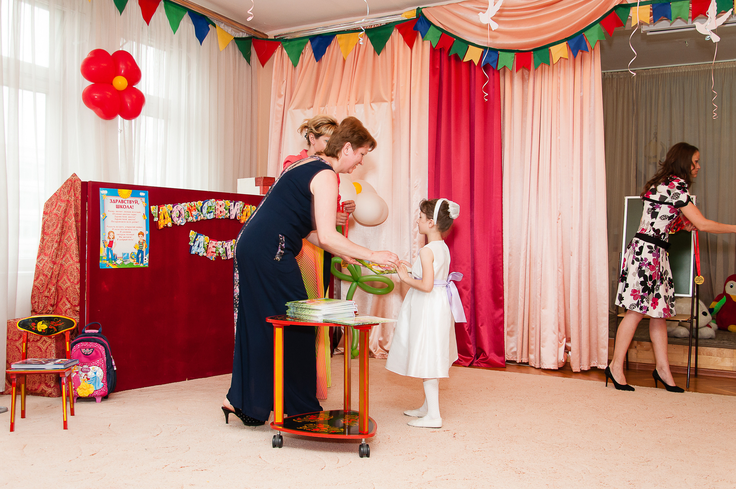 Праздничный выпускной. Выпускной школьный альбом в Москве / Школьный фотограф Юлия Михайленко