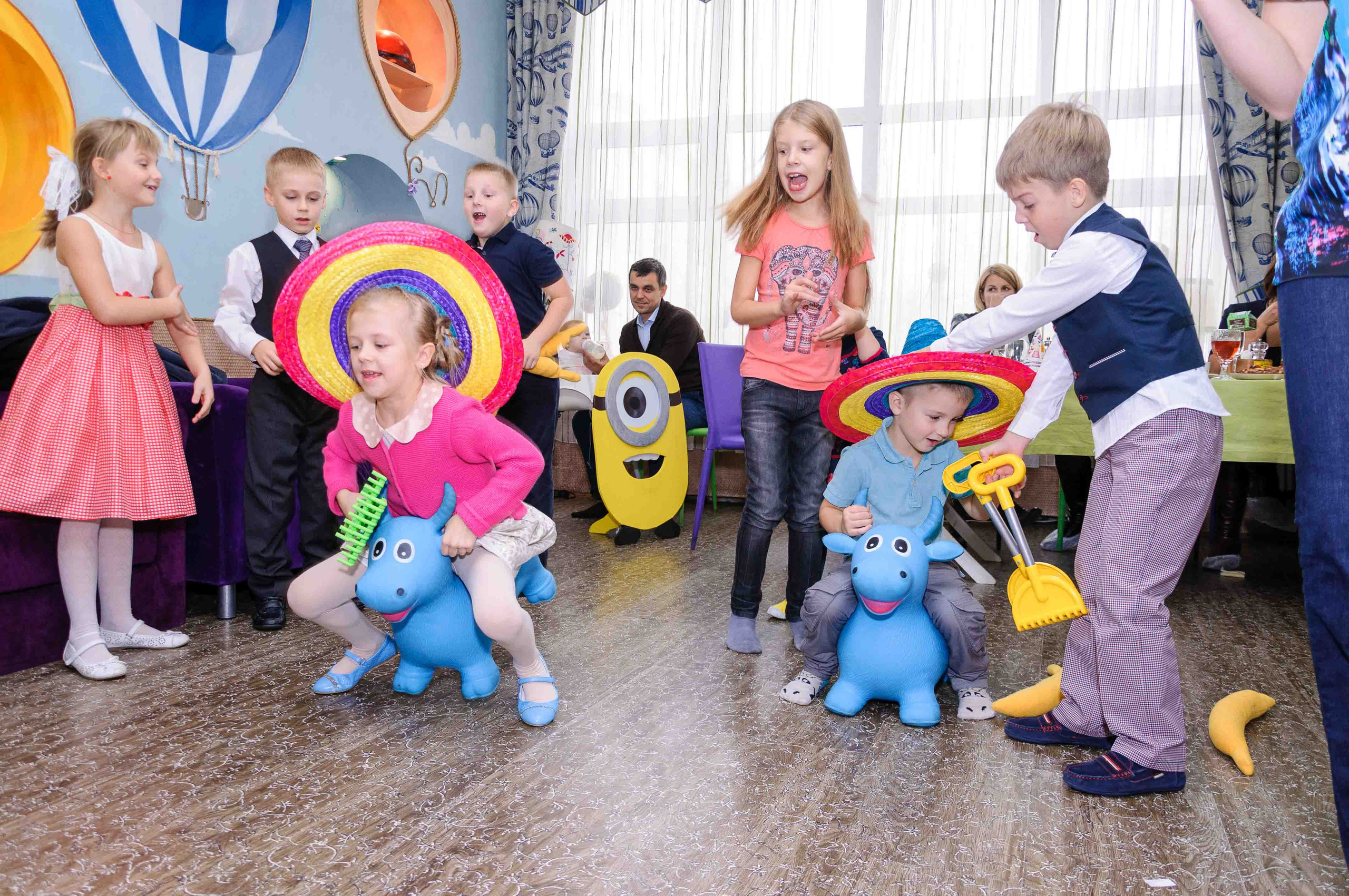 День рождения в кафе АндерСон. Выпускной школьный альбом в Москве / Школьный фотограф Юлия Михайленко