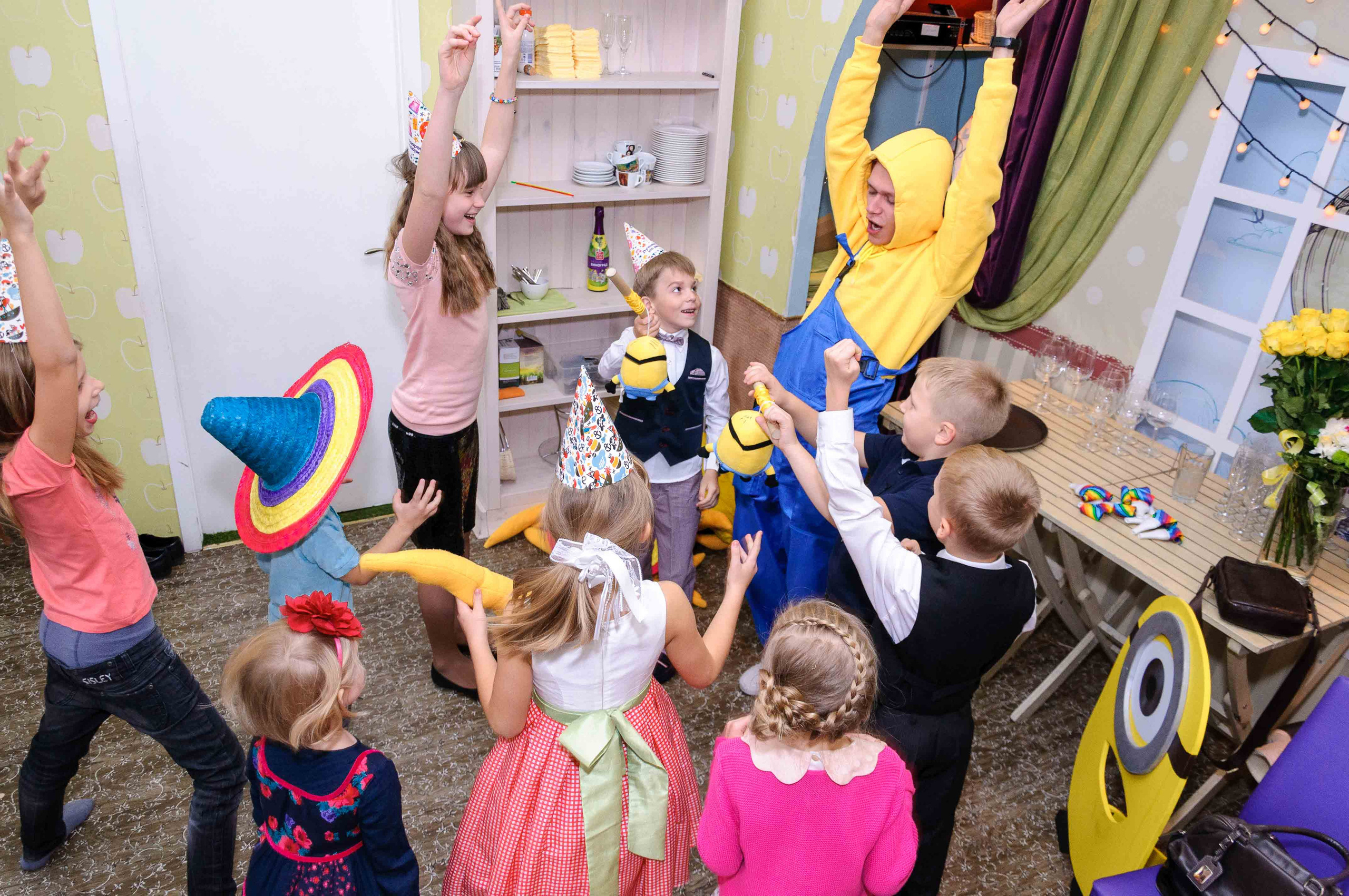 День рождения в кафе АндерСон. Выпускной школьный альбом в Москве / Школьный фотограф Юлия Михайленко