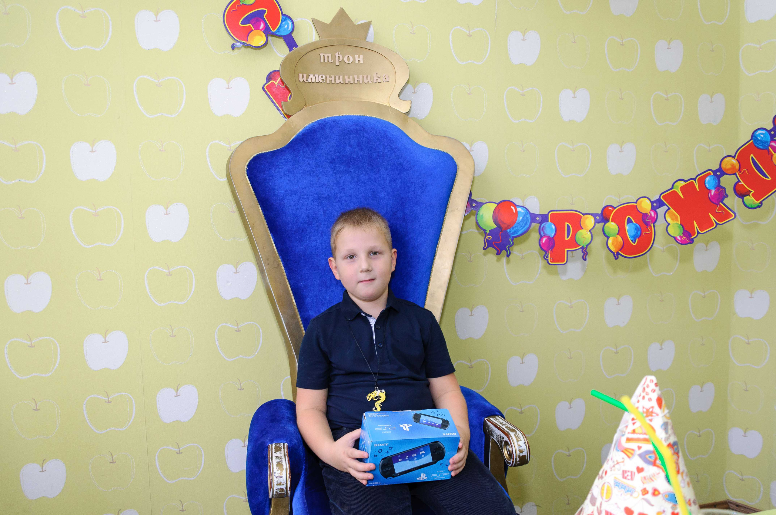 День рождения в кафе АндерСон. Выпускной школьный альбом в Москве / Школьный фотограф Юлия Михайленко