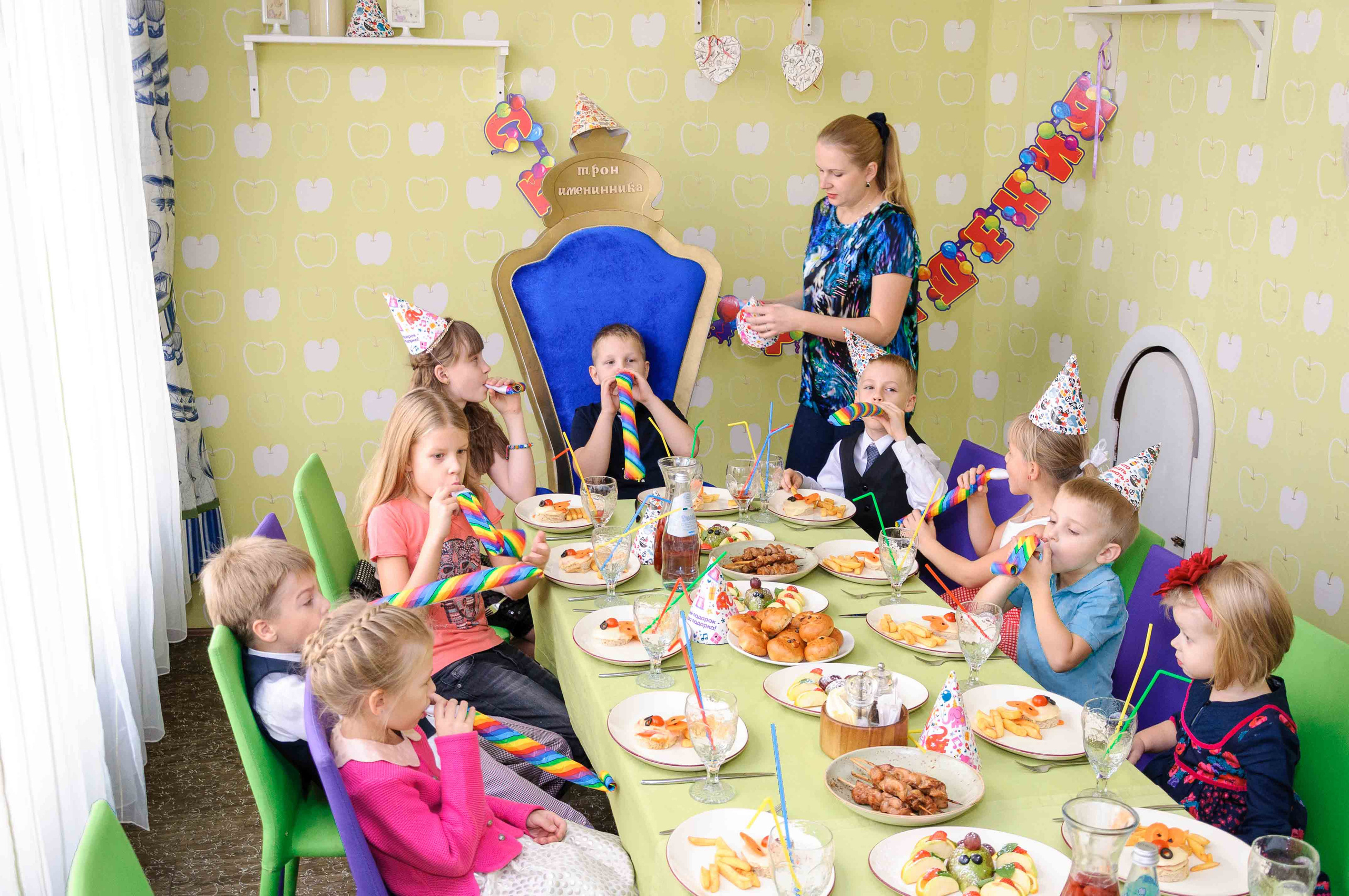 День рождения в кафе АндерСон. Выпускной школьный альбом в Москве / Школьный фотограф Юлия Михайленко