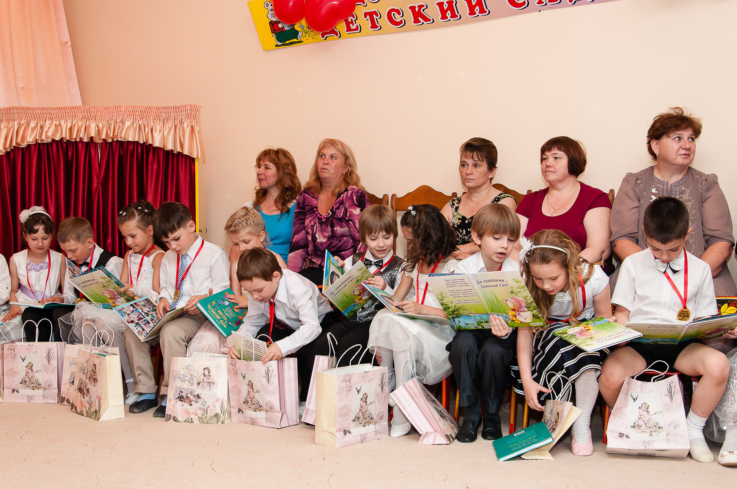 Праздничный выпускной. Выпускной школьный альбом в Москве / Школьный фотограф Юлия Михайленко