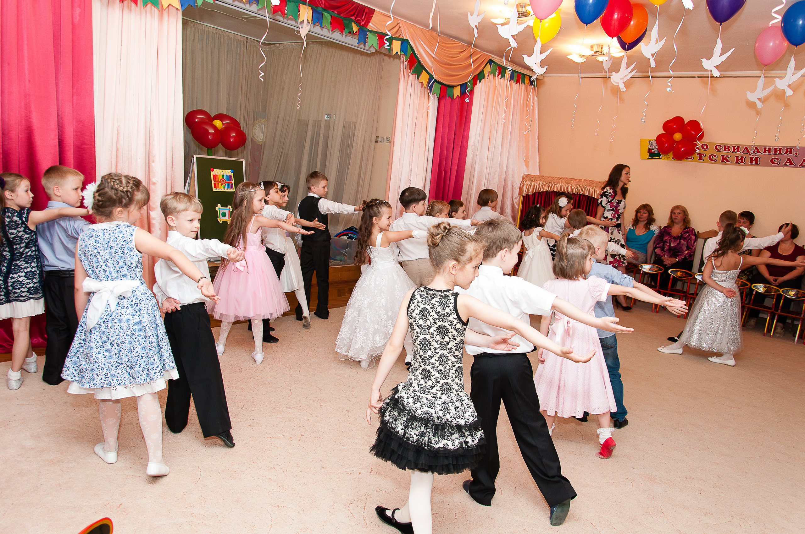 Праздничный выпускной. Выпускной школьный альбом в Москве / Школьный фотограф Юлия Михайленко