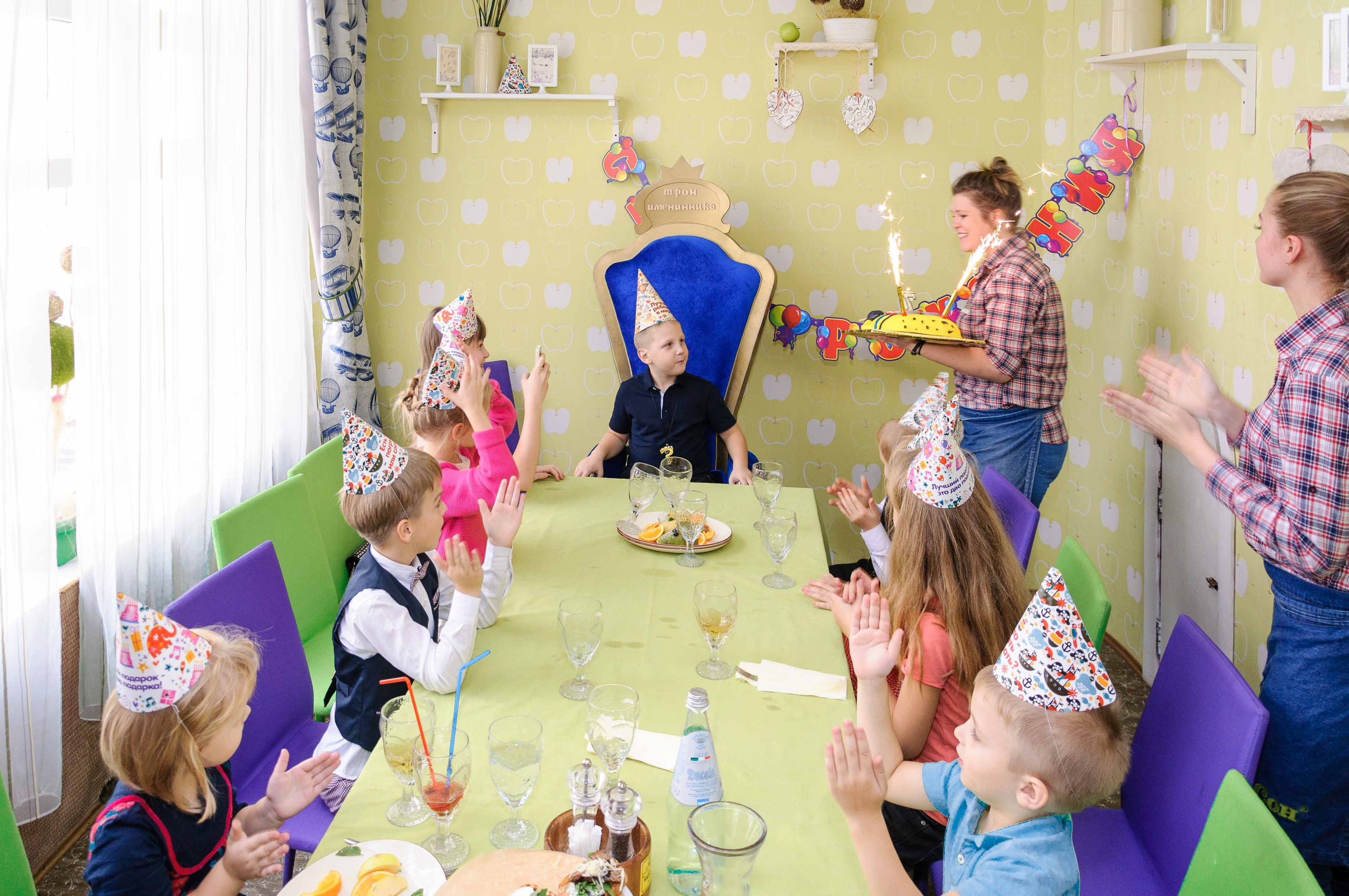 День рождения в кафе АндерСон. Выпускной школьный альбом в Москве / Школьный фотограф Юлия Михайленко