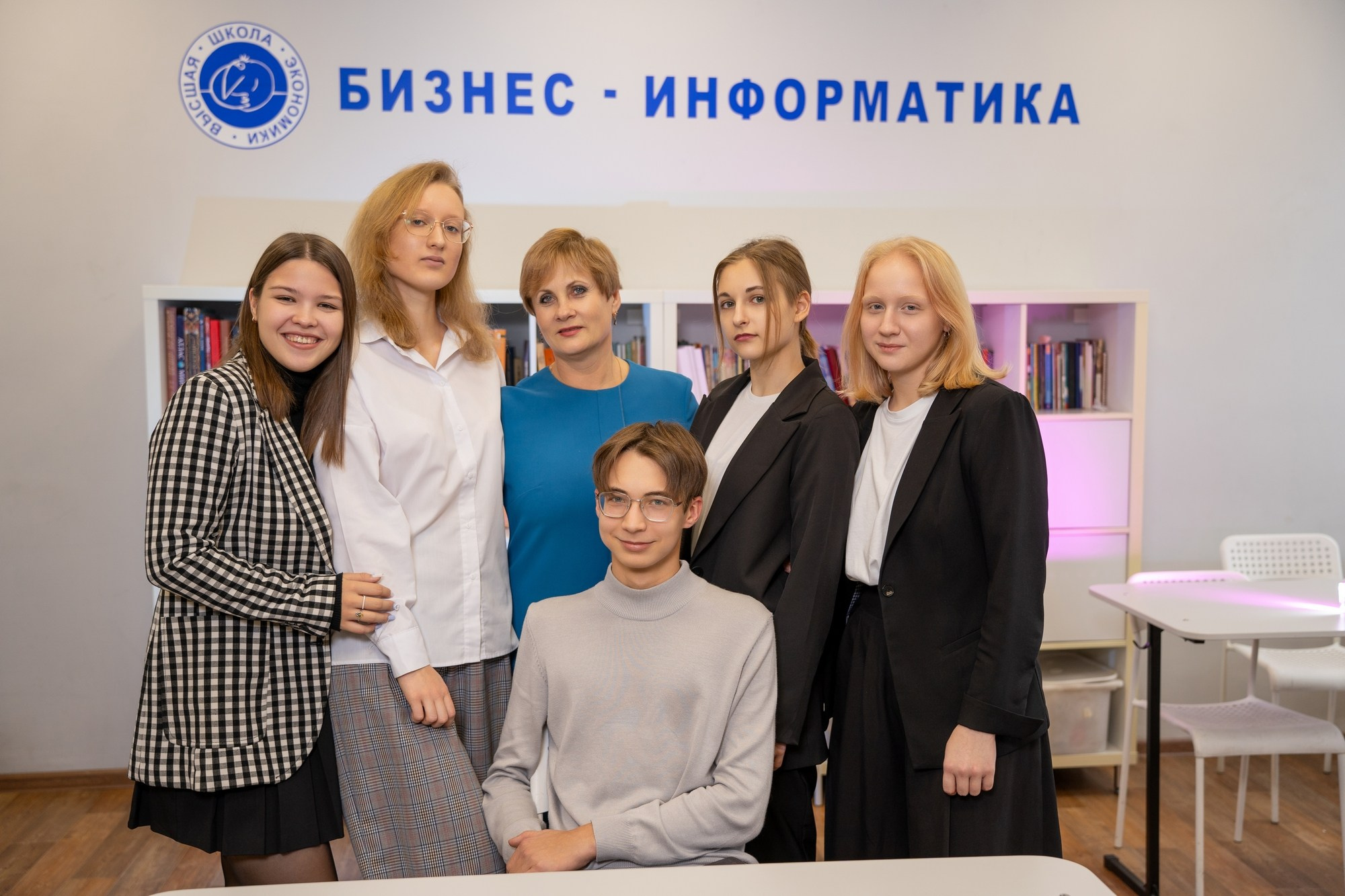 Фотосессия в 7 лицее с цветными фильтрами. СИГМА | Студия выпускных альбомов Красноярск