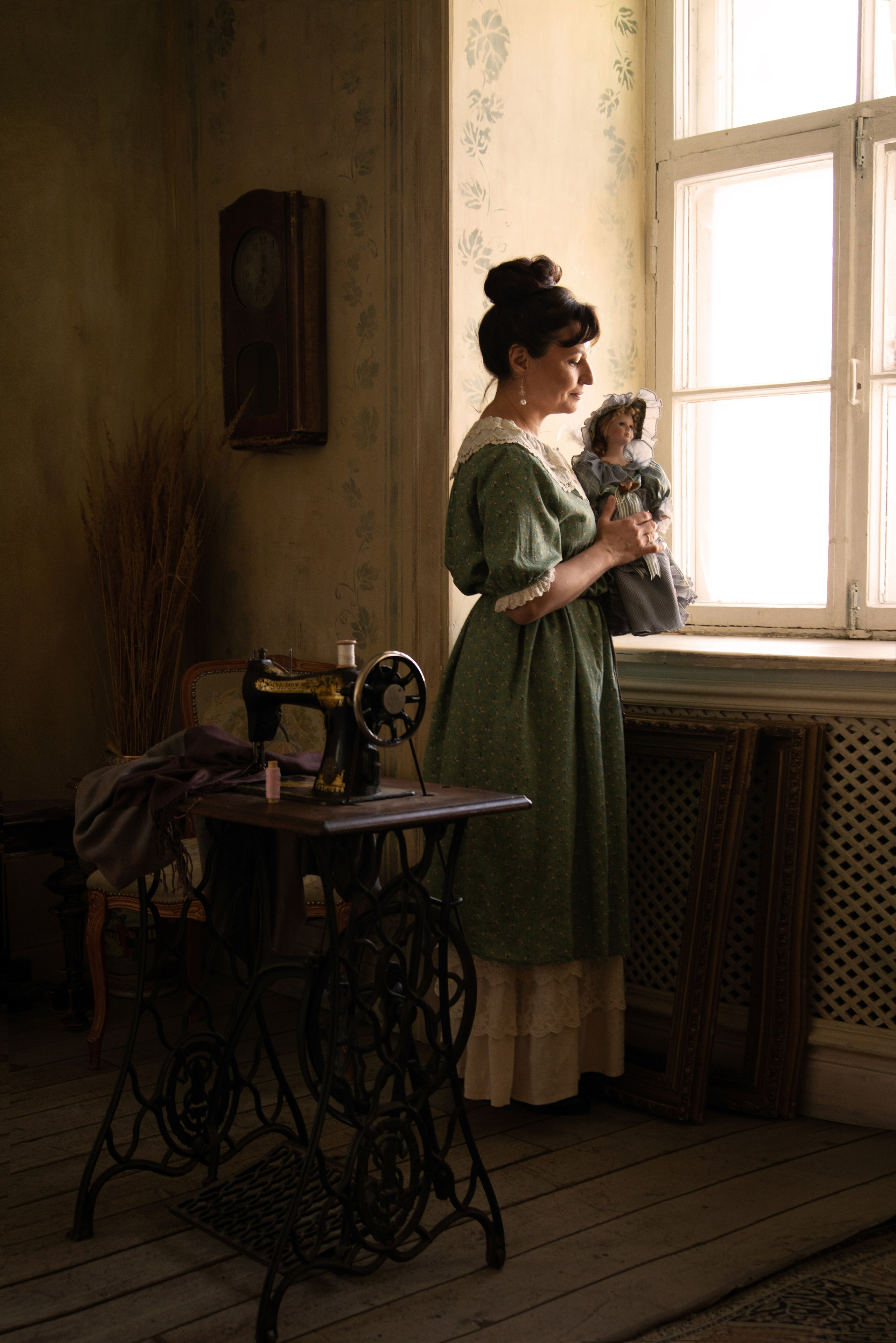 Винтажная фотосессия в стиле старой открытки с куклой около швейной машинки