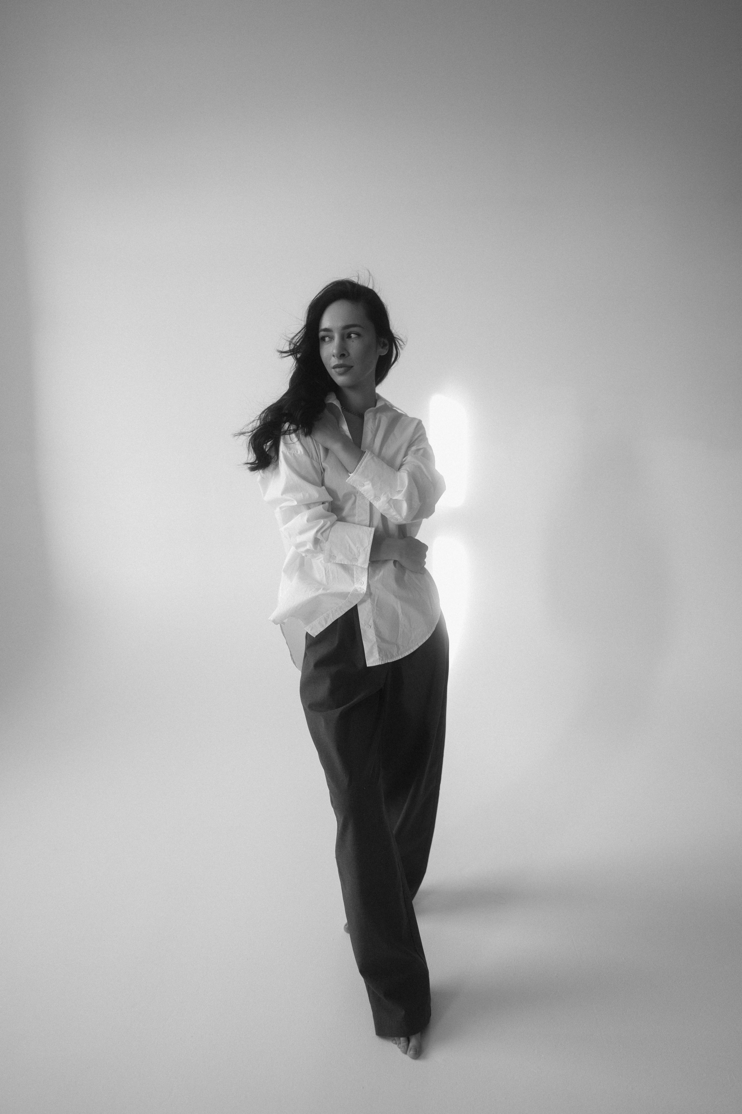 Женская портретная чб фотосессия в студии на циклораме в Казани