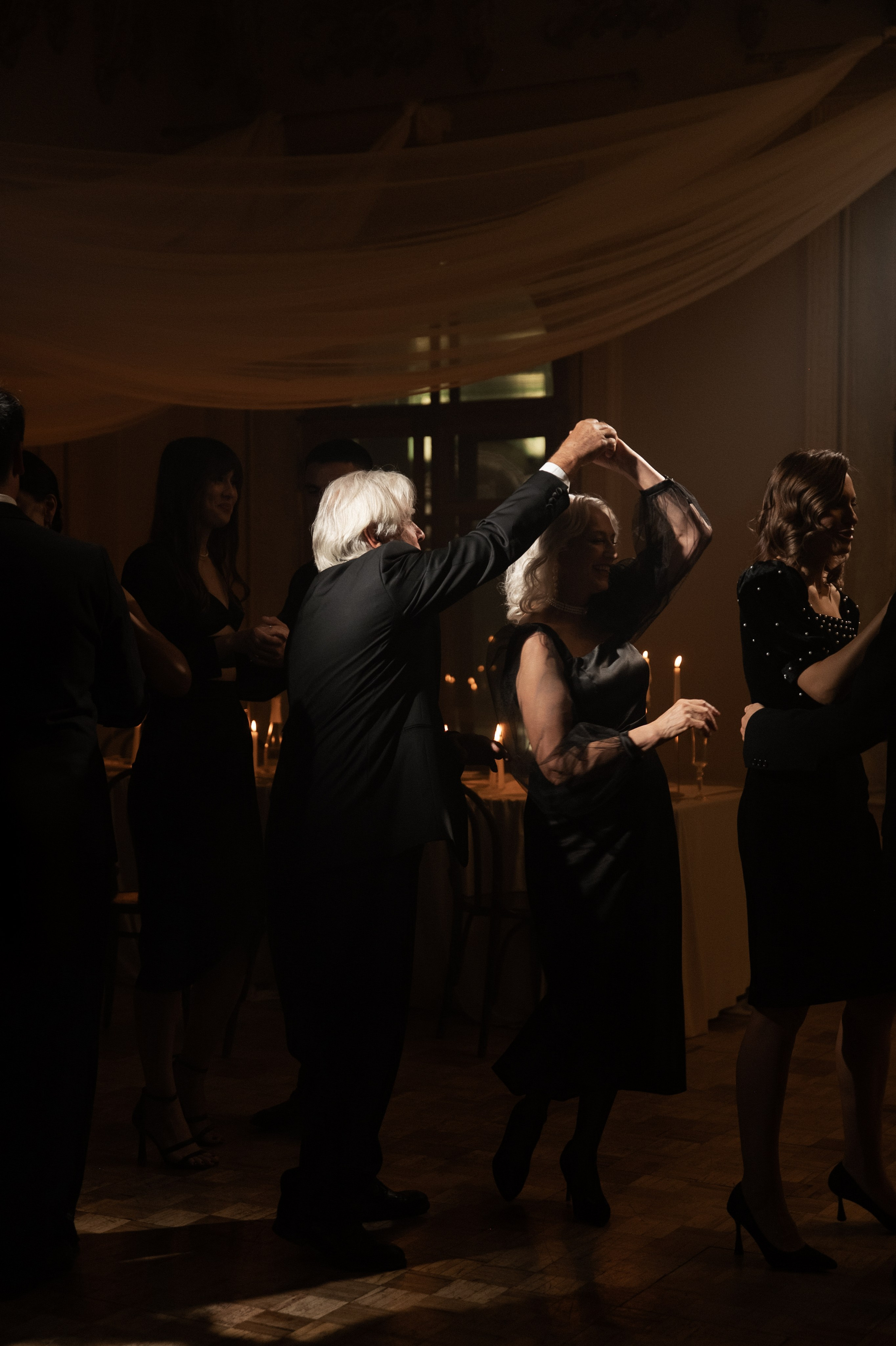 Камерный свадебный ужин при свечах в старинном особняке в фотостудии 21. Kult. Ярослава Ерина — свадебный фотограф в Москве