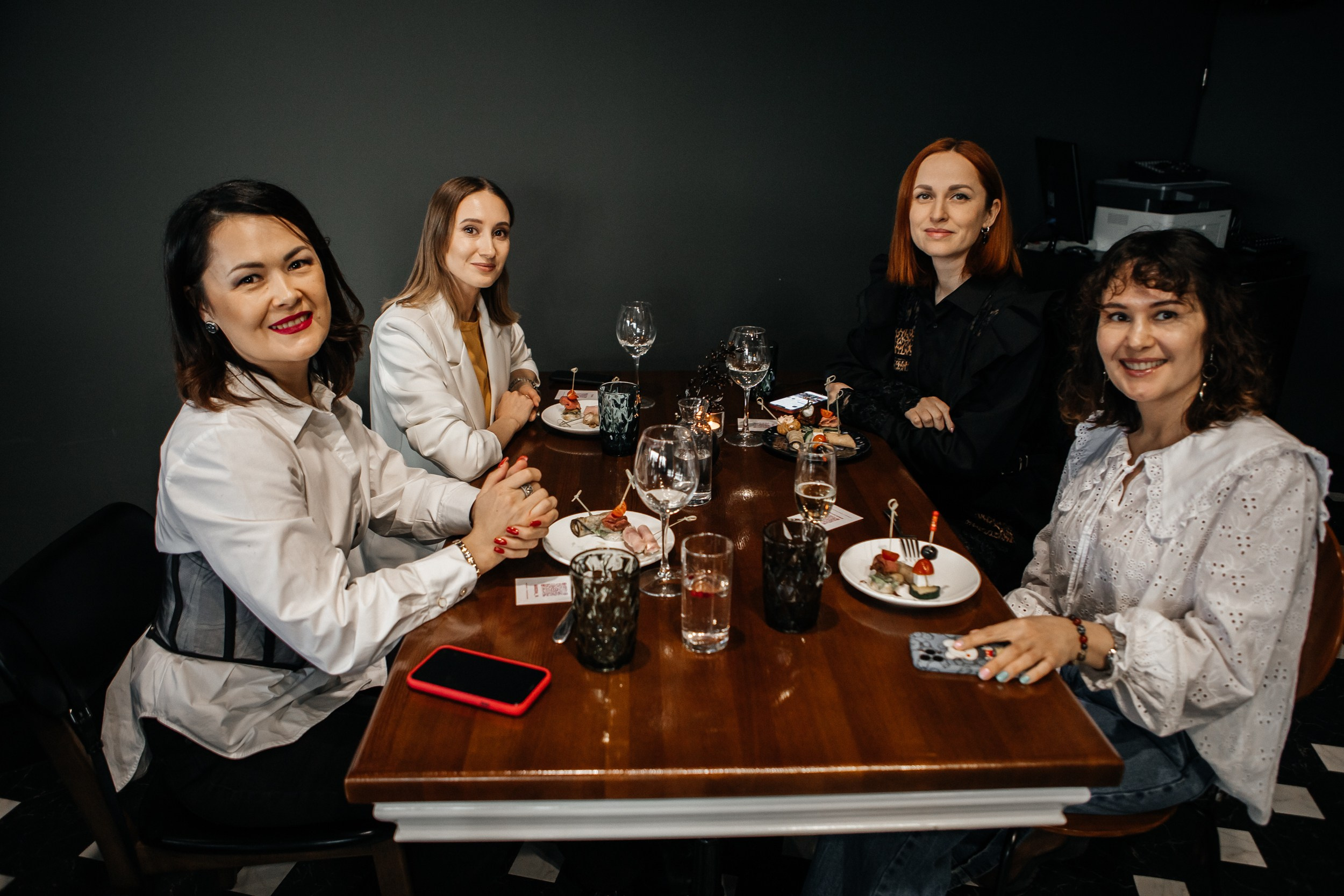 Нетворкинг Алены Климовой. Фотограф в Иркутске Анастасия Кись. Студийная фотосессия беременности в тканях Иркутск. Семейная фотосессия, ПОРТРЕТ «ПОКОЛЕНИЕ»