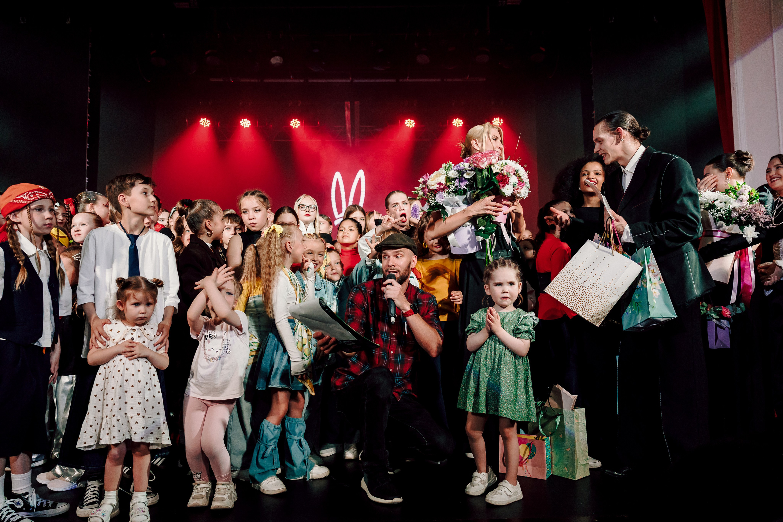 Отчётный концерт танцевальной школы «Red Rabbits» 2025. Лёшка Варзегов — фотограф