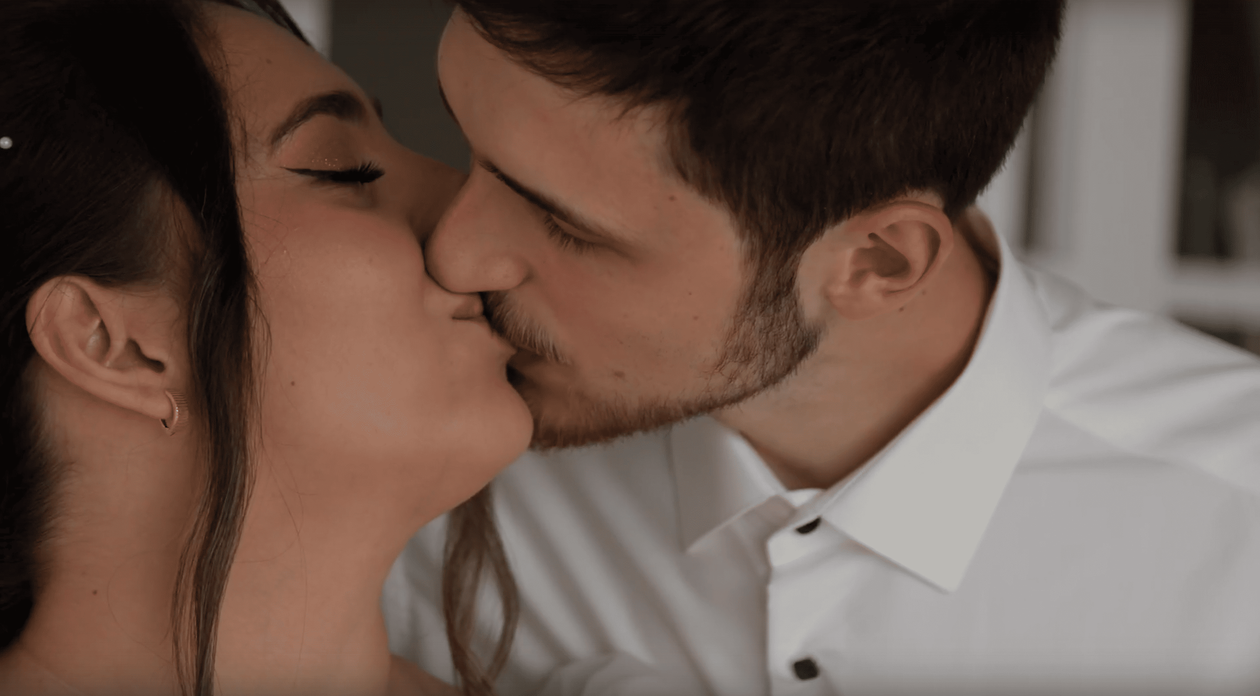 Молодожены целуются на сьемке