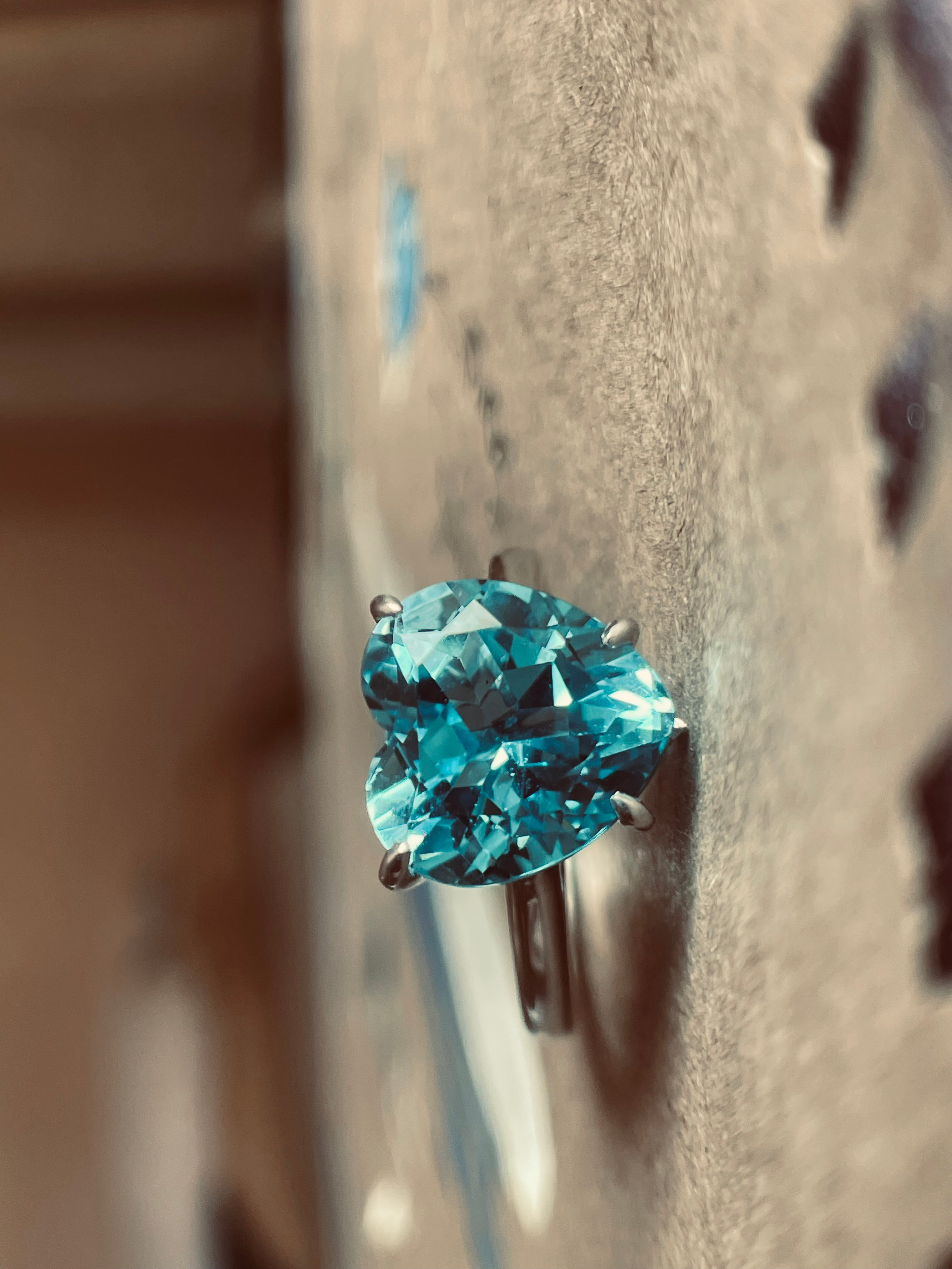 кольцо с камнем в форме сердца из топаза