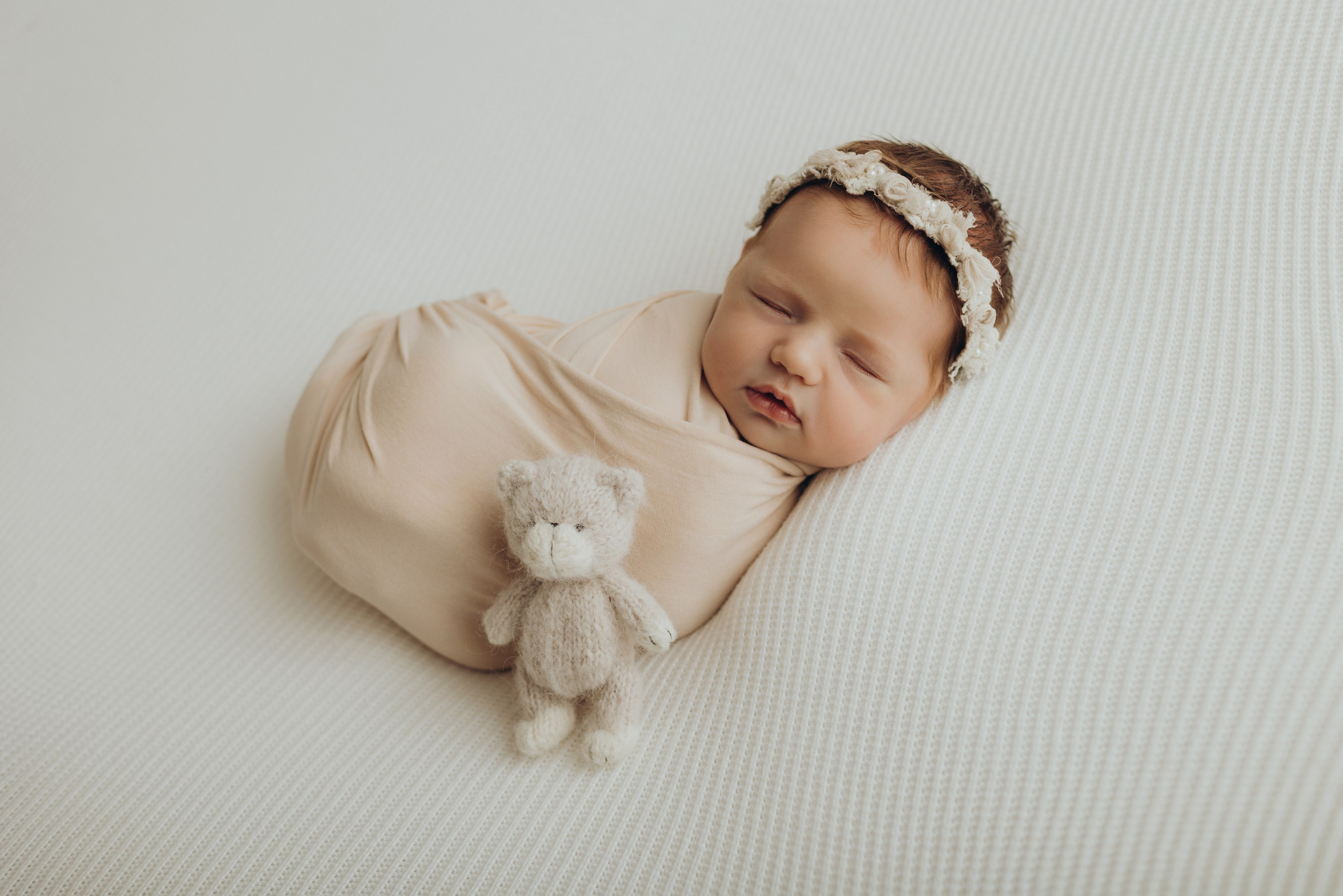 Newborn (фотосессия новорожденных). Фотостудия для новорожденных и малышей в Твери — На ручки