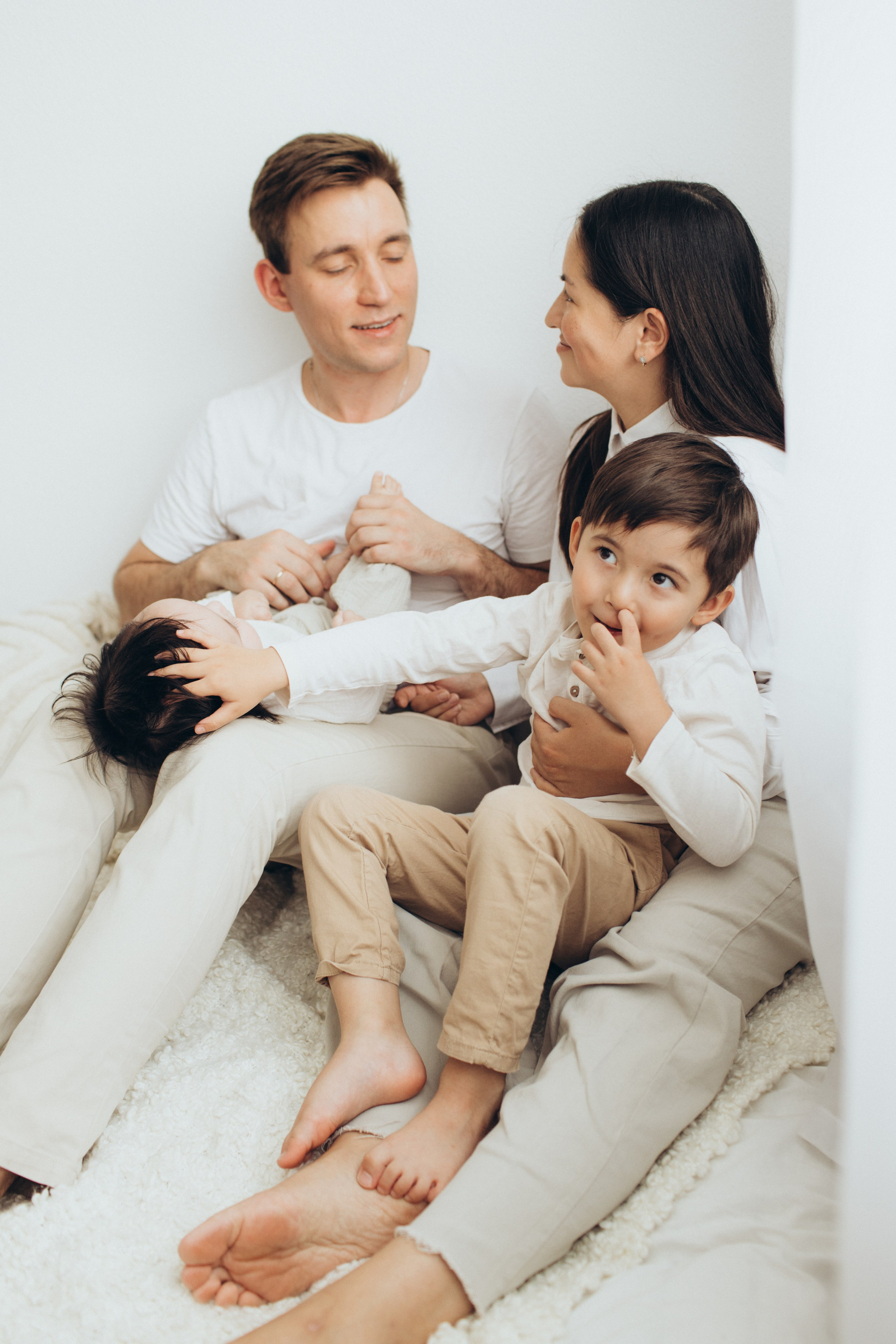 Семейная фотосессия с малышами. Фотостудия для новорожденных и малышей в Твери — На ручки