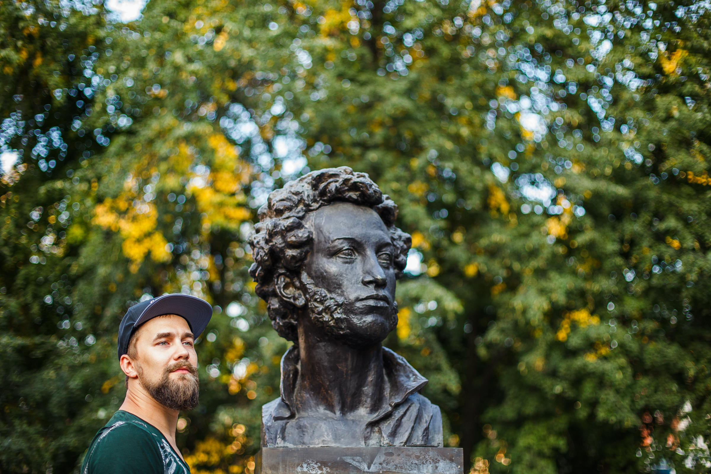 портрет парня в сквере имени Пушкина в Томске