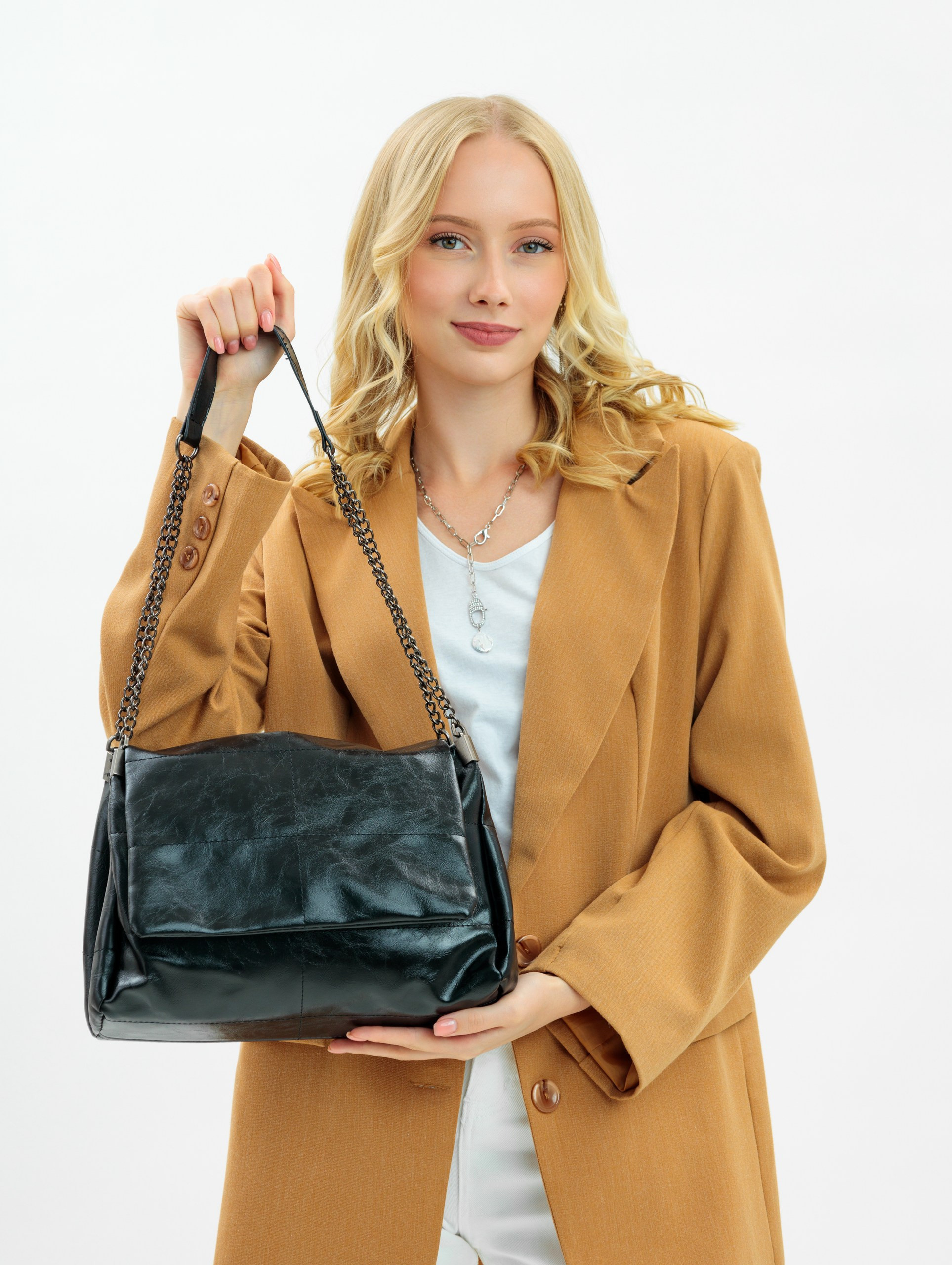 Съемка сумок с моделью для сайтов, маркетплейсов, WB, Ozon, Яндекс Маркет и др. Студия коммерческой съемки ХВОЯ