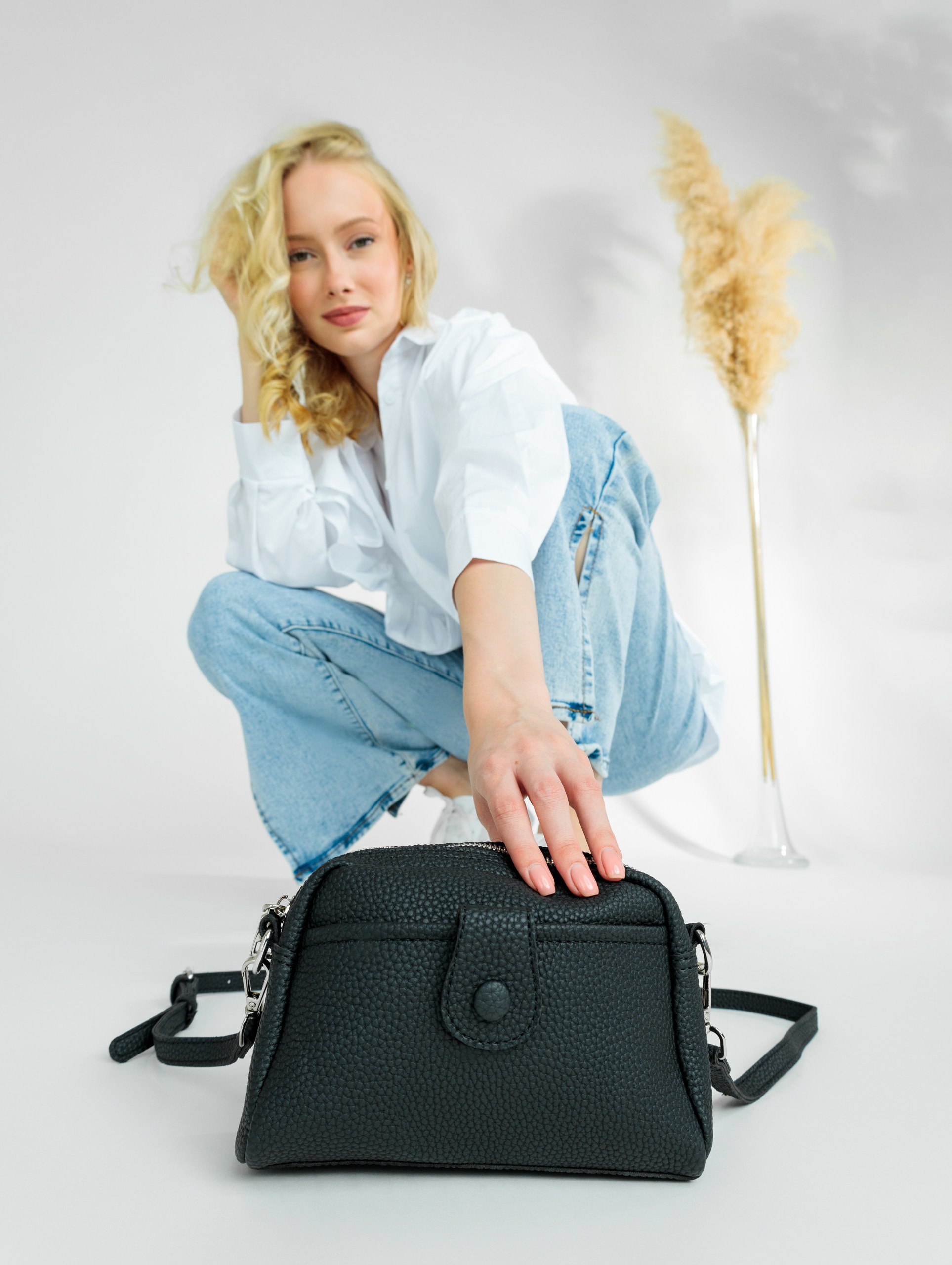 Съемка сумок с моделью для сайтов, маркетплейсов, WB, Ozon, Яндекс Маркет и др. Студия коммерческой съемки ХВОЯ