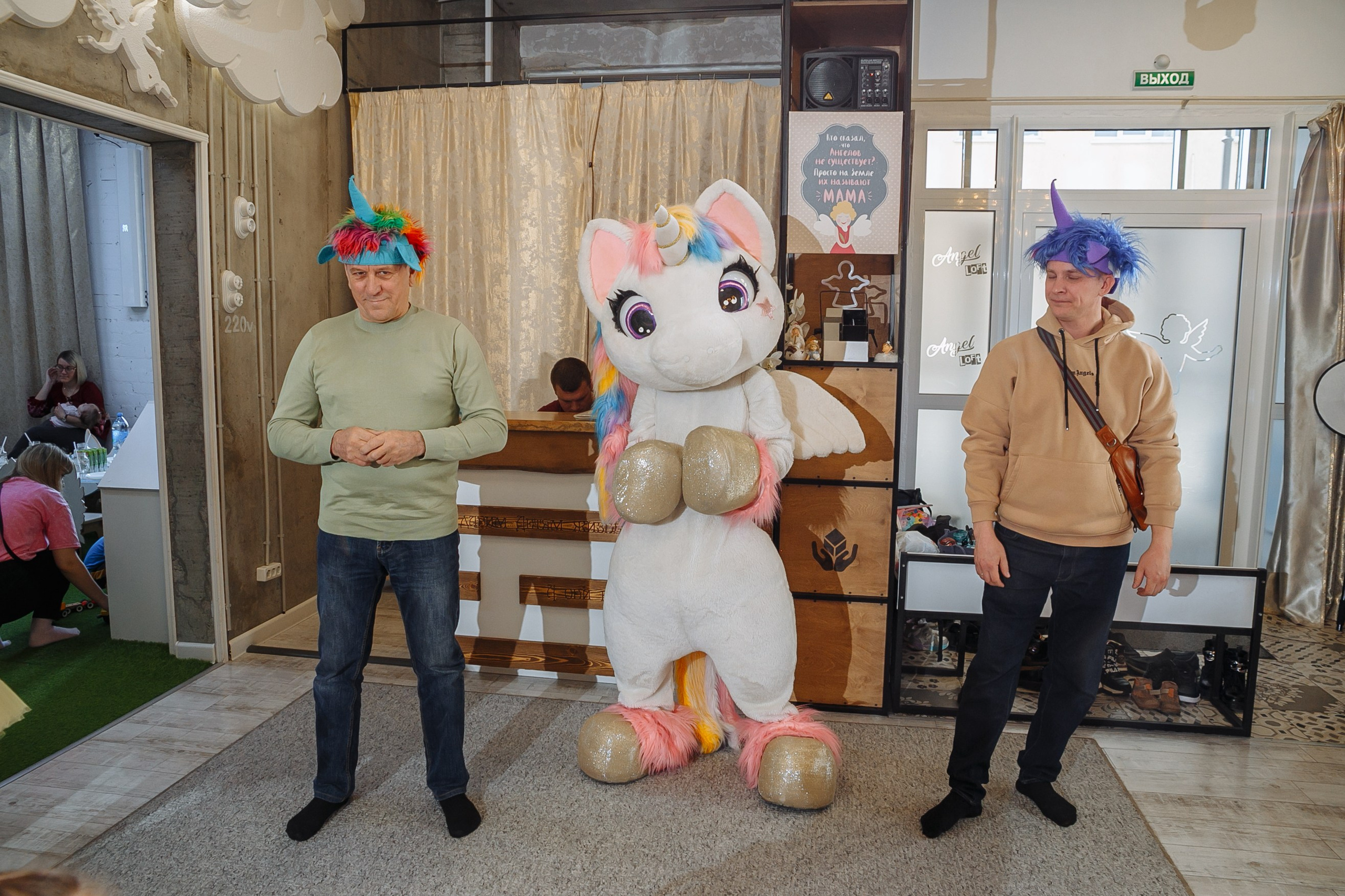 Насте 5 лет, дети играют в Ангел лофт. Событийный фотограф Максим Бескоровайновнов