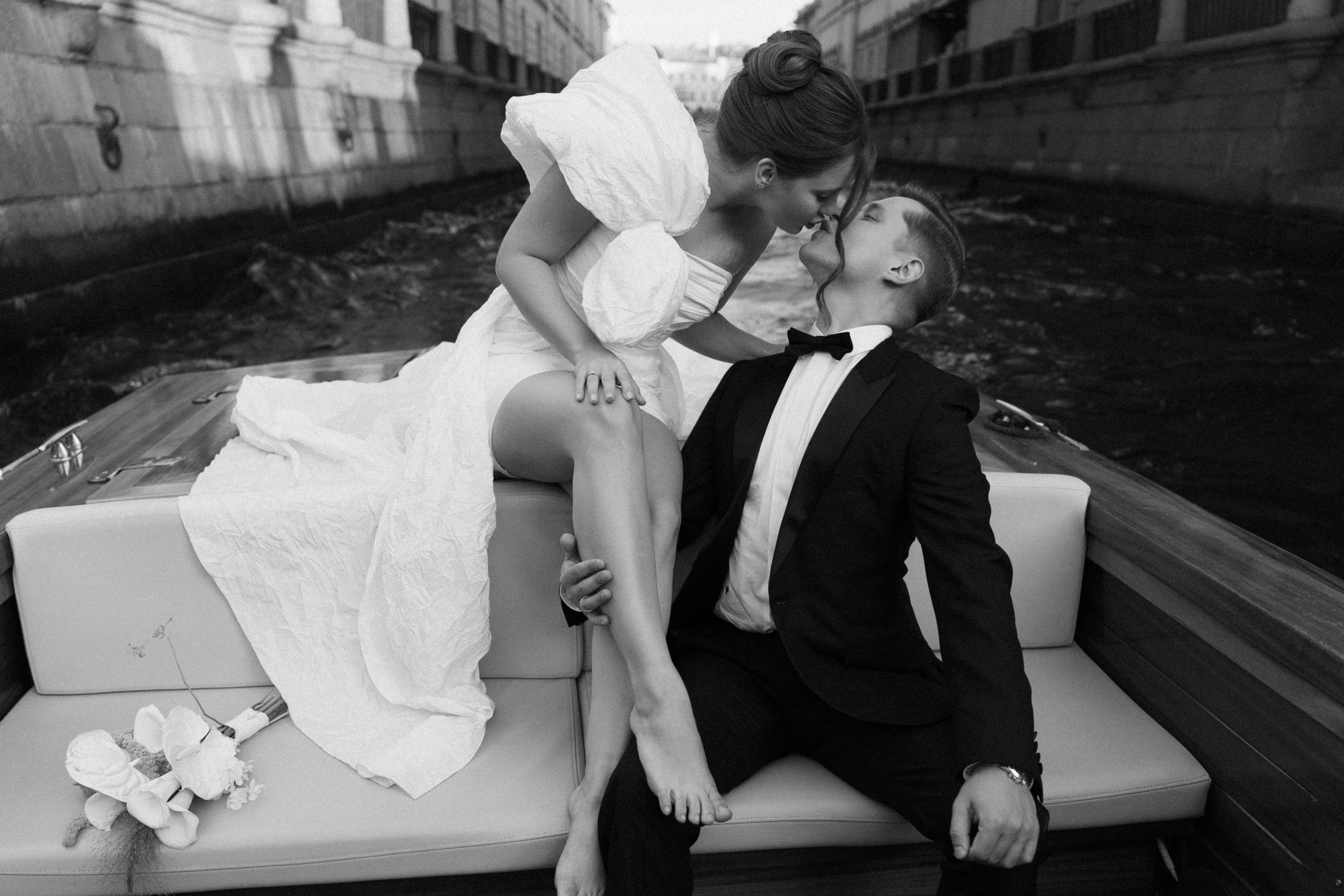 Настя и Лёша. Прогулка по Питеру. Катер. На цифру и плёнку. Свадебный фотограф Катерина Чулкова