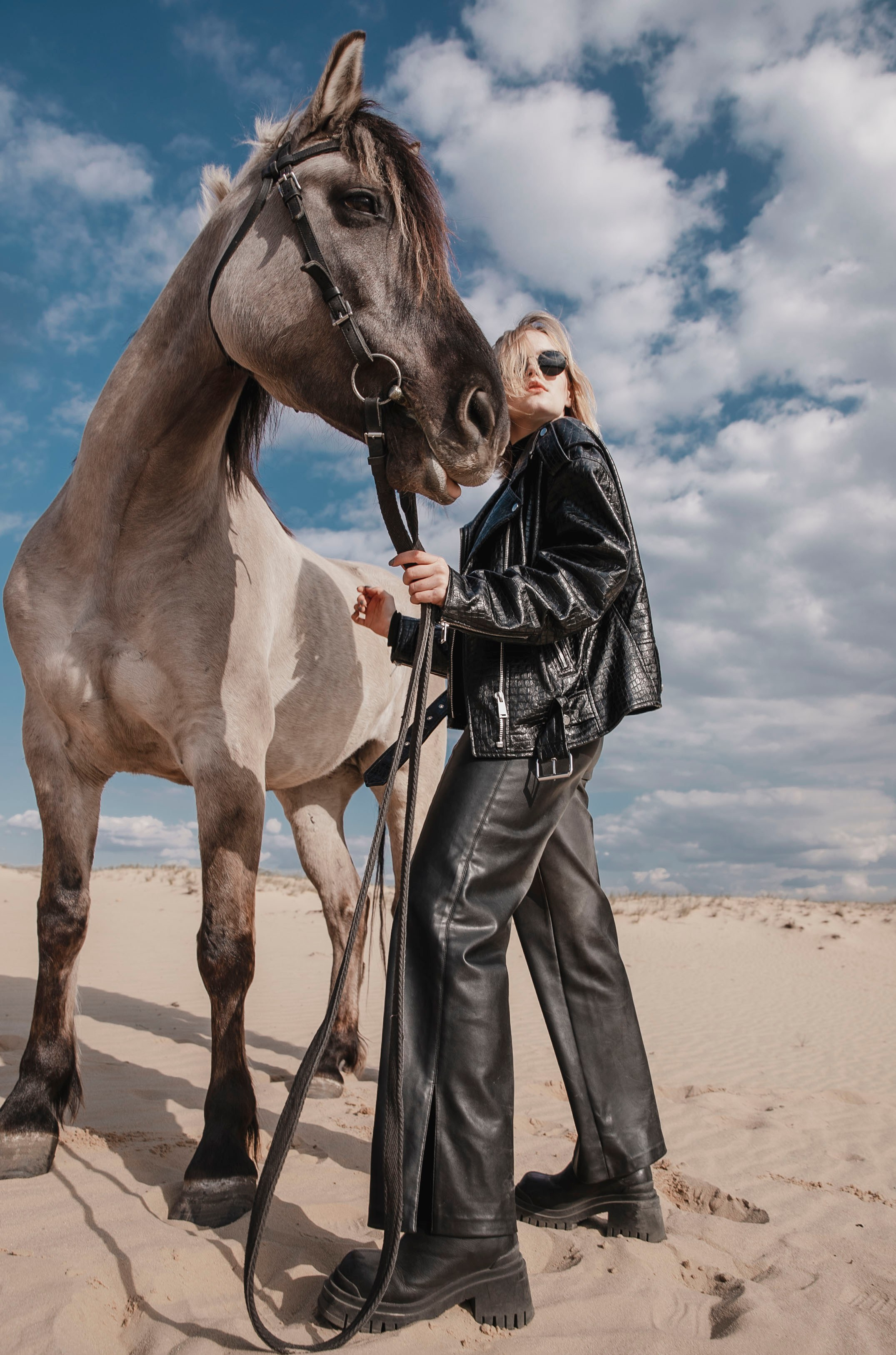 фотосессия с лошадью, фотосессия, лошадь, фотосессия в горах, фото с конем, фотография с лошадью, фотосессия, горы, Кавказ, фотосессия в песках, фотограф Осколкова Ульяна