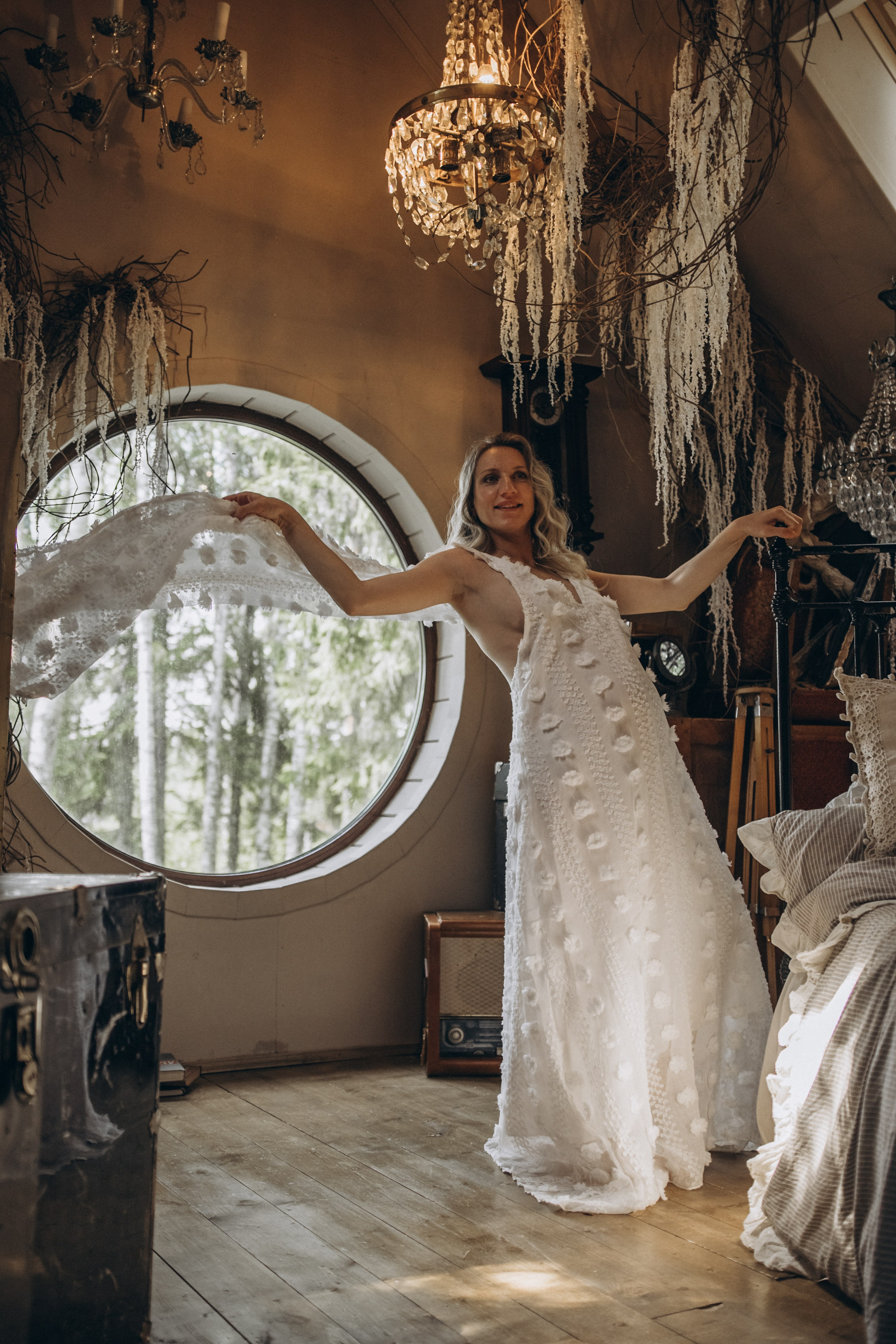 На заброшенном чердаке. Гаврилова Настя семейный фотограф lifestyle в Москве