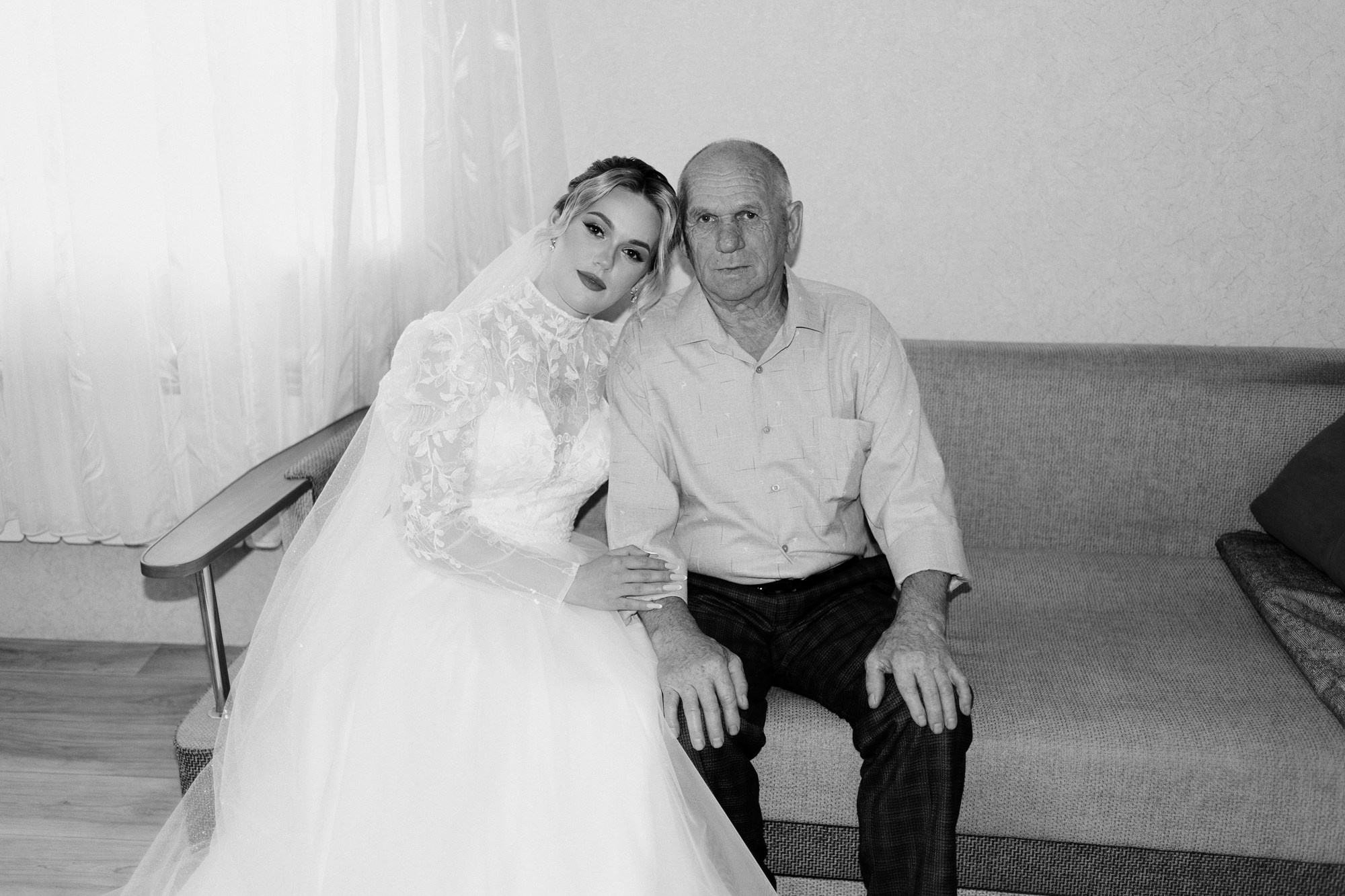 Трогательный момент со старшим поколением на свадьбе, искренние эмоции в кадре