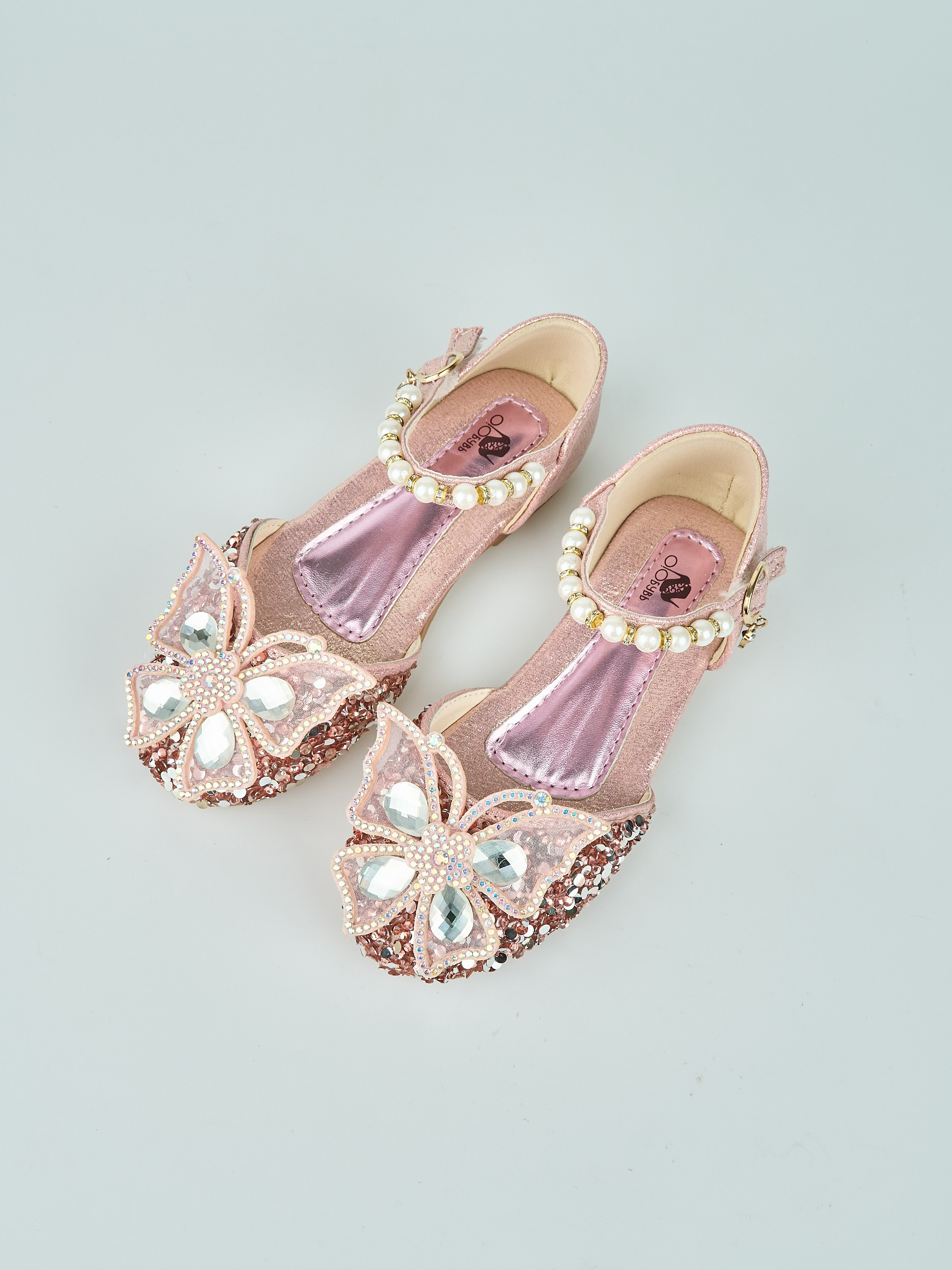 Каталожная фотосъёмка детских туфель для Wildberries