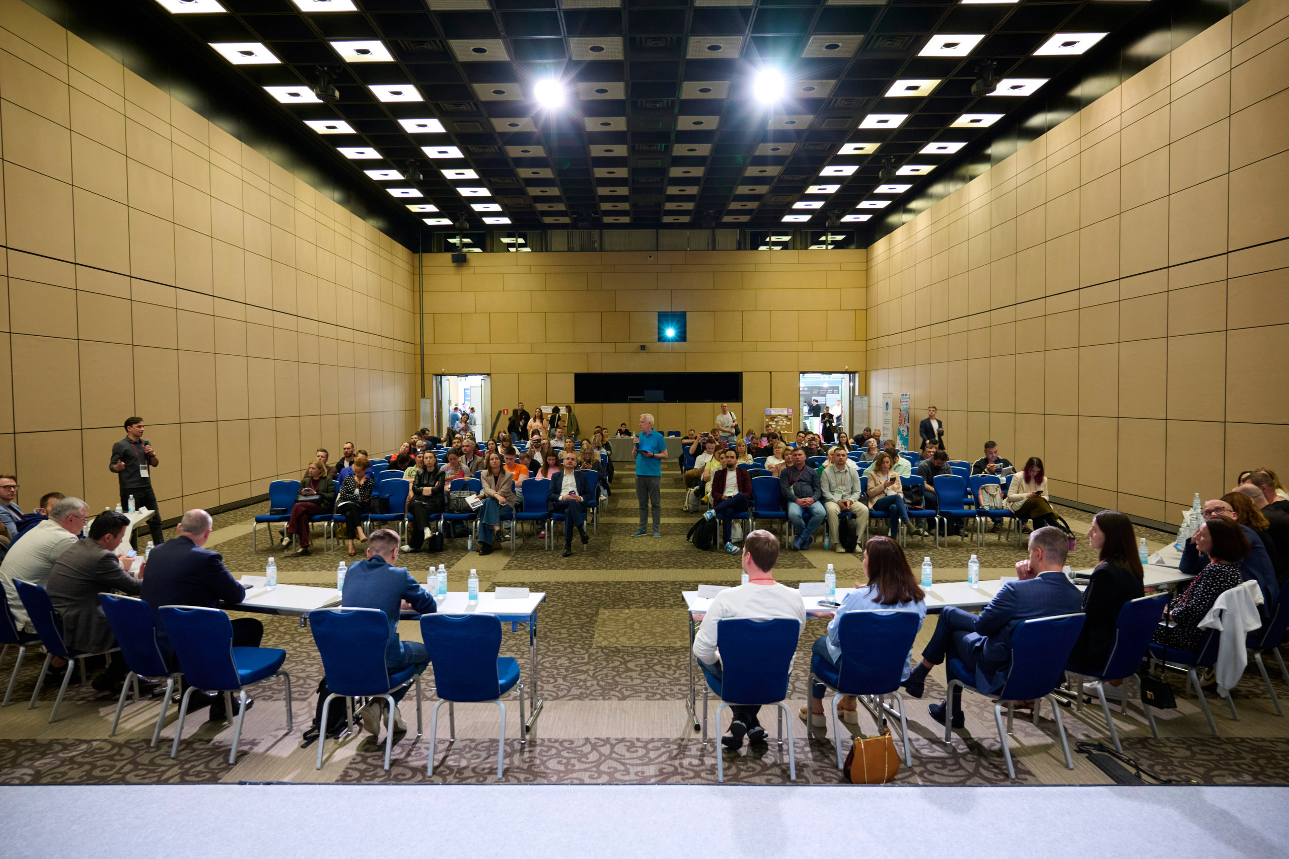 Upgrade Retail Весна 2025. Репортажный фотограф в Москве и Санкт-Петербурге — Профессиональная съёмка мероприятий | Данила Золкин