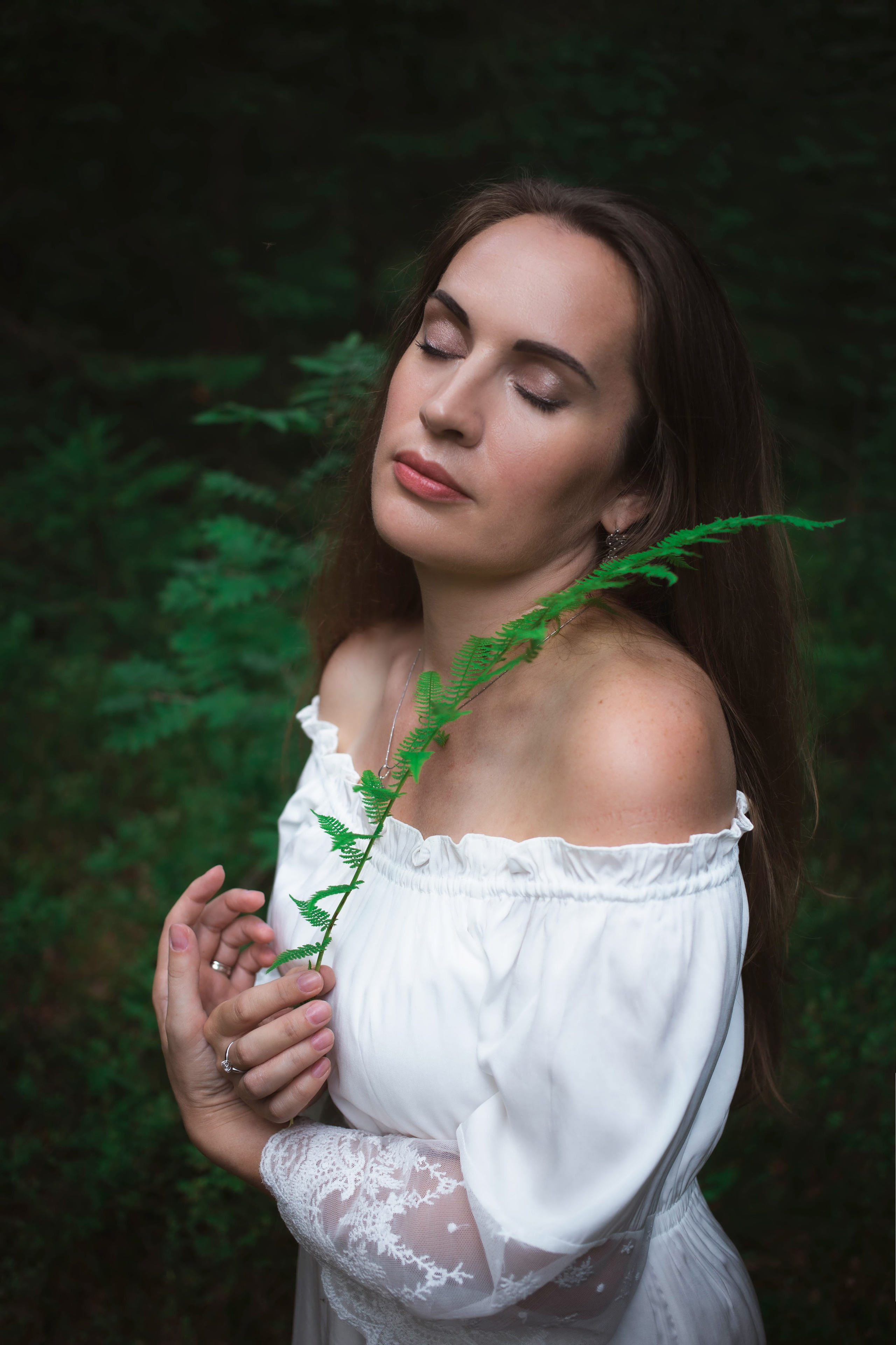 Лесная история: фотопрогулка на природе в Санкт-Петербурге. Портретные фотосессии, контент-съемки, репортаж