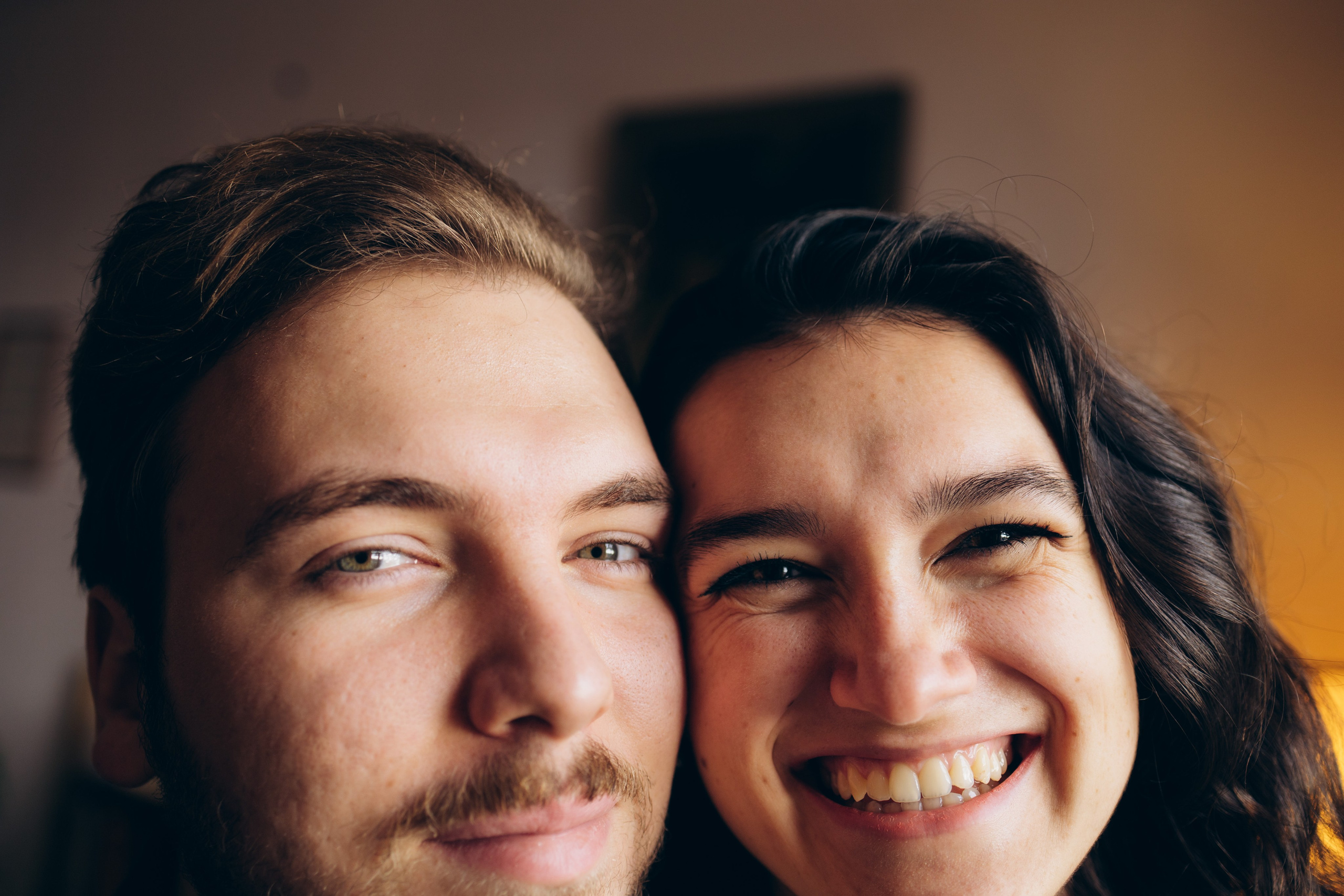 крупным планом счастливые лица влюбленной пары