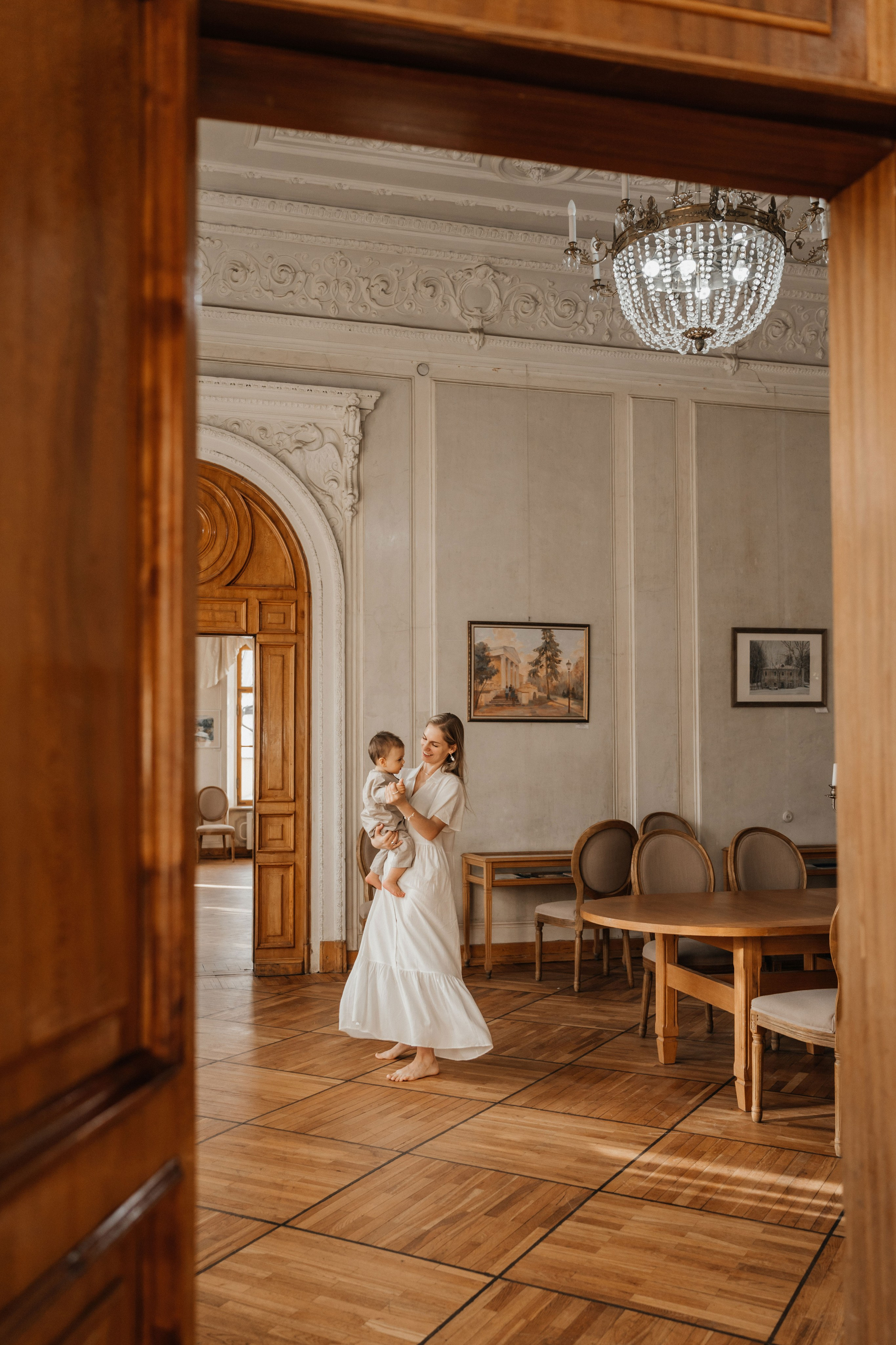 Маленькие ножки в читальне им. Пушкина. Ваш фотограф Вика Артемова