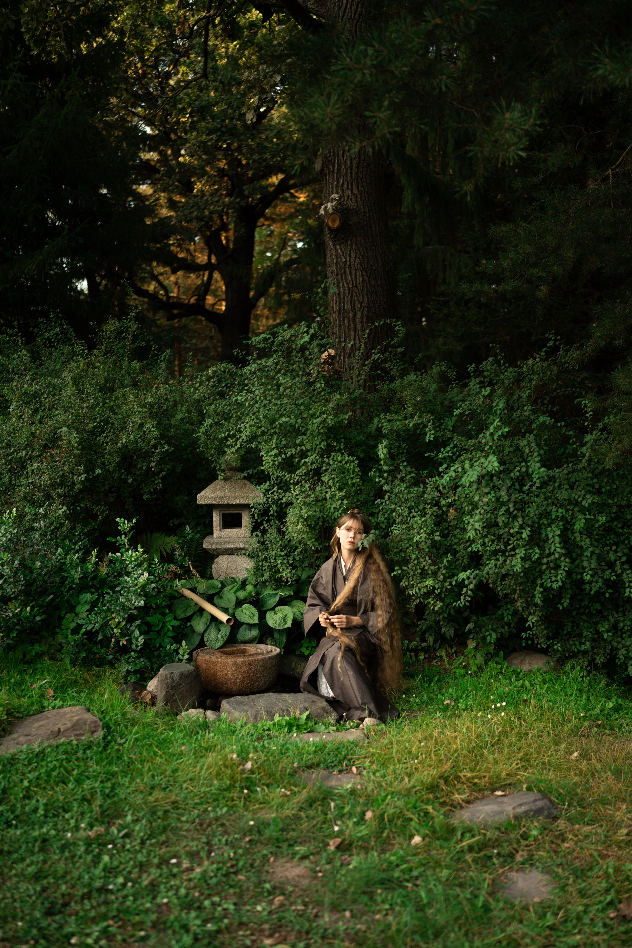 Персональная женская фотосессия на природе в азиатском стиле.