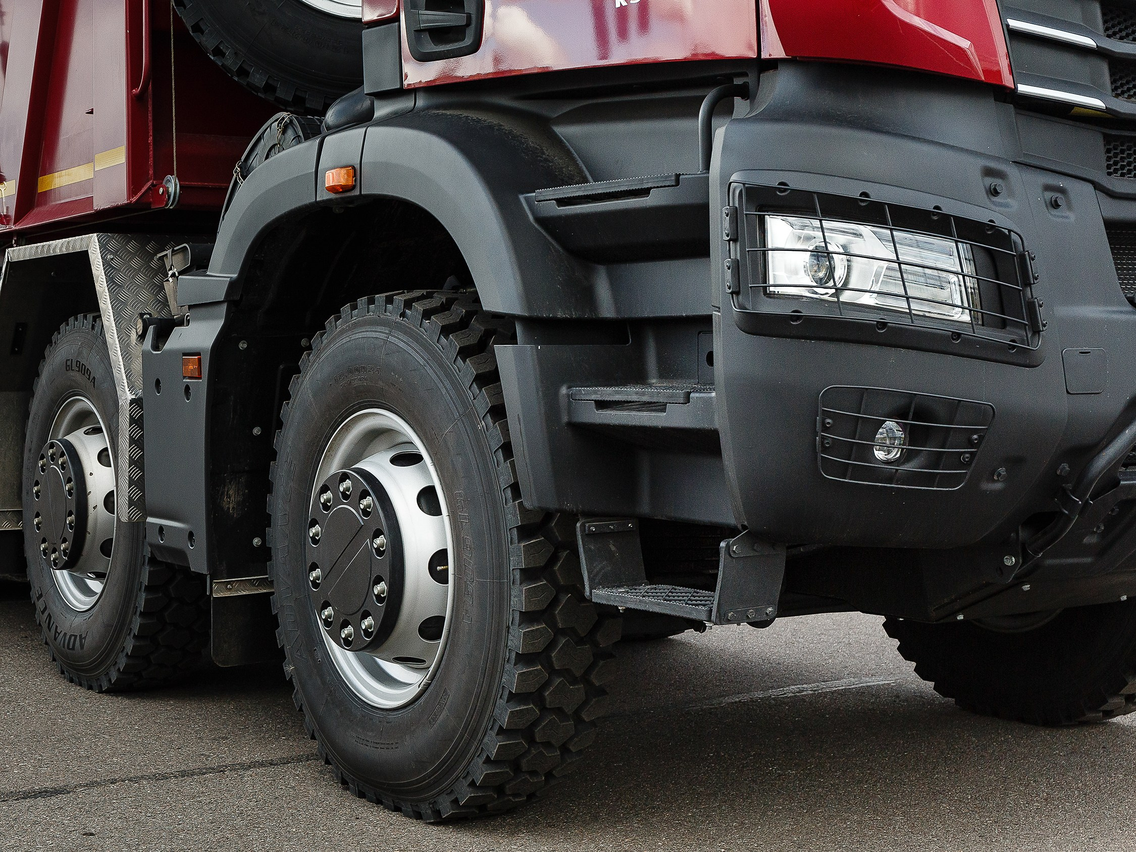 Профессиональная съёмка легковых автомобилей и большегрузов для продажи и контента. Выездная фотосессия спецтехники в Санкт-Петербурге. Репортажный фотограф Сергей Пушкин в СПб. Промышленная фотосъёмка авто. Фотограф для дилеров и производителей. 