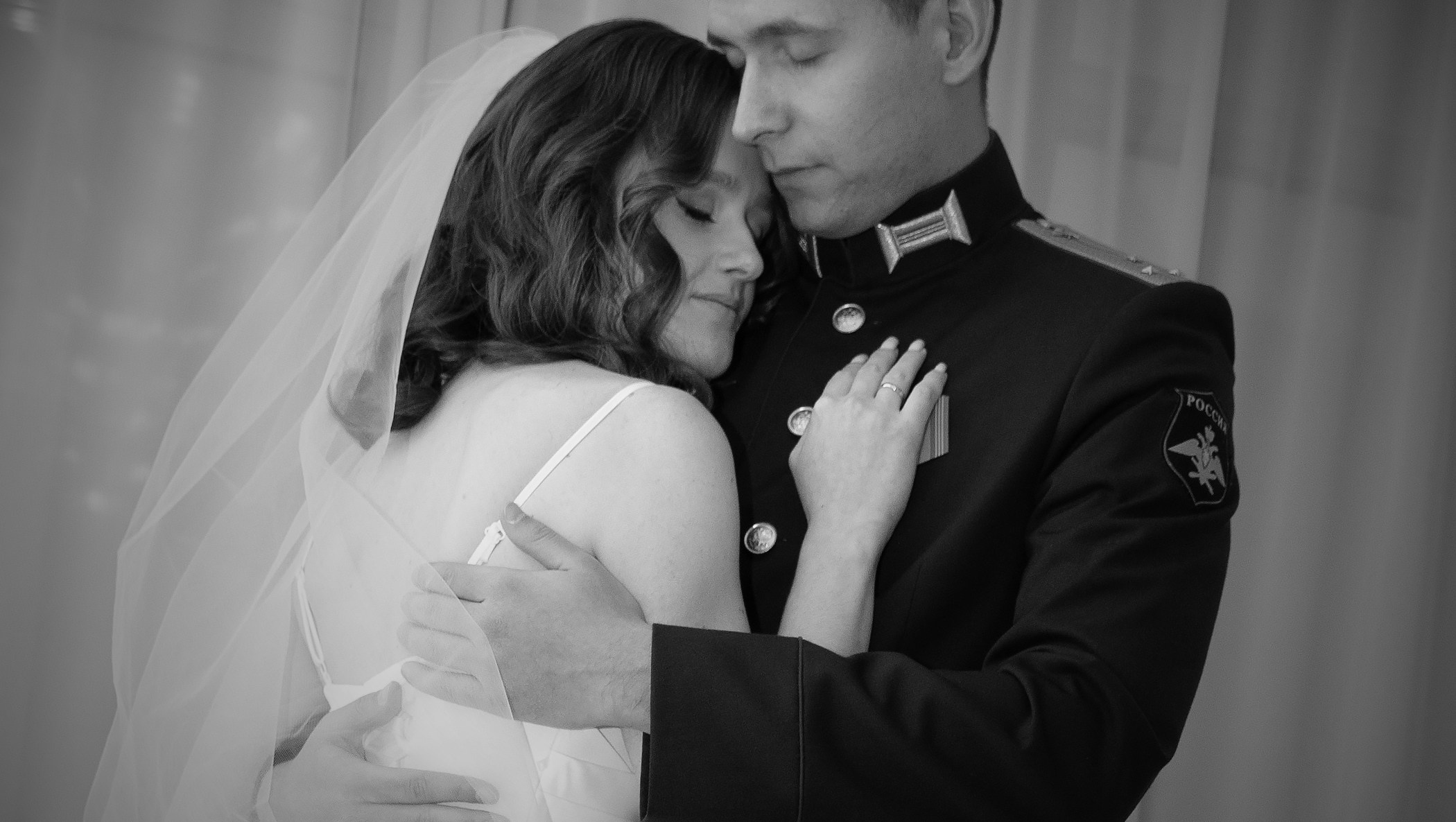 черно белая фотография где невеста в объятьях у жениха 