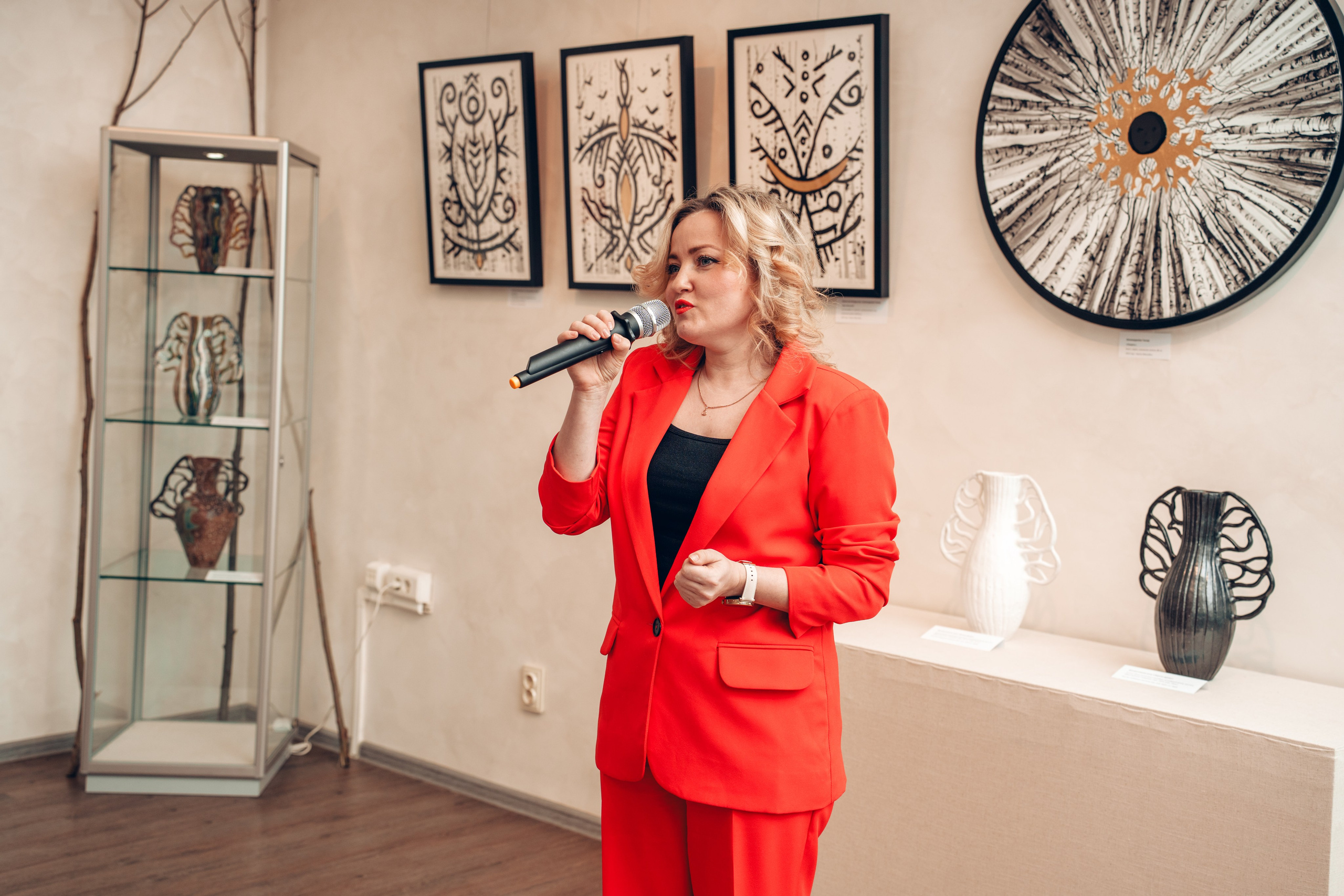 Открытие выставочного проекта «Я + Искусство = ЮГРА». Лайфстайл фотограф в Ханты-Мансийске Мария Шишкина