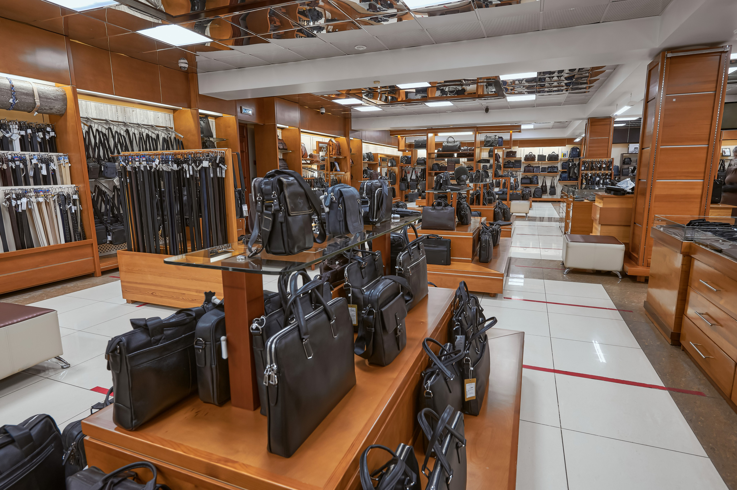 Портфолио по интерьерной и экстерьерной фотосъёмки: Мир Сумок — Правый берег. Фотограф Яковлев Роман — Красноярск