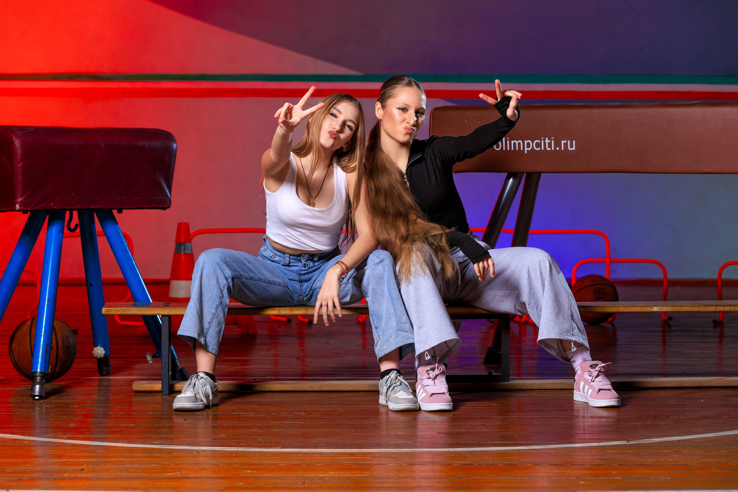 Смотреть фотки в спортзале. Выпускные альбомы Геленджик, Новороссийск, Краснодар, Туапсе