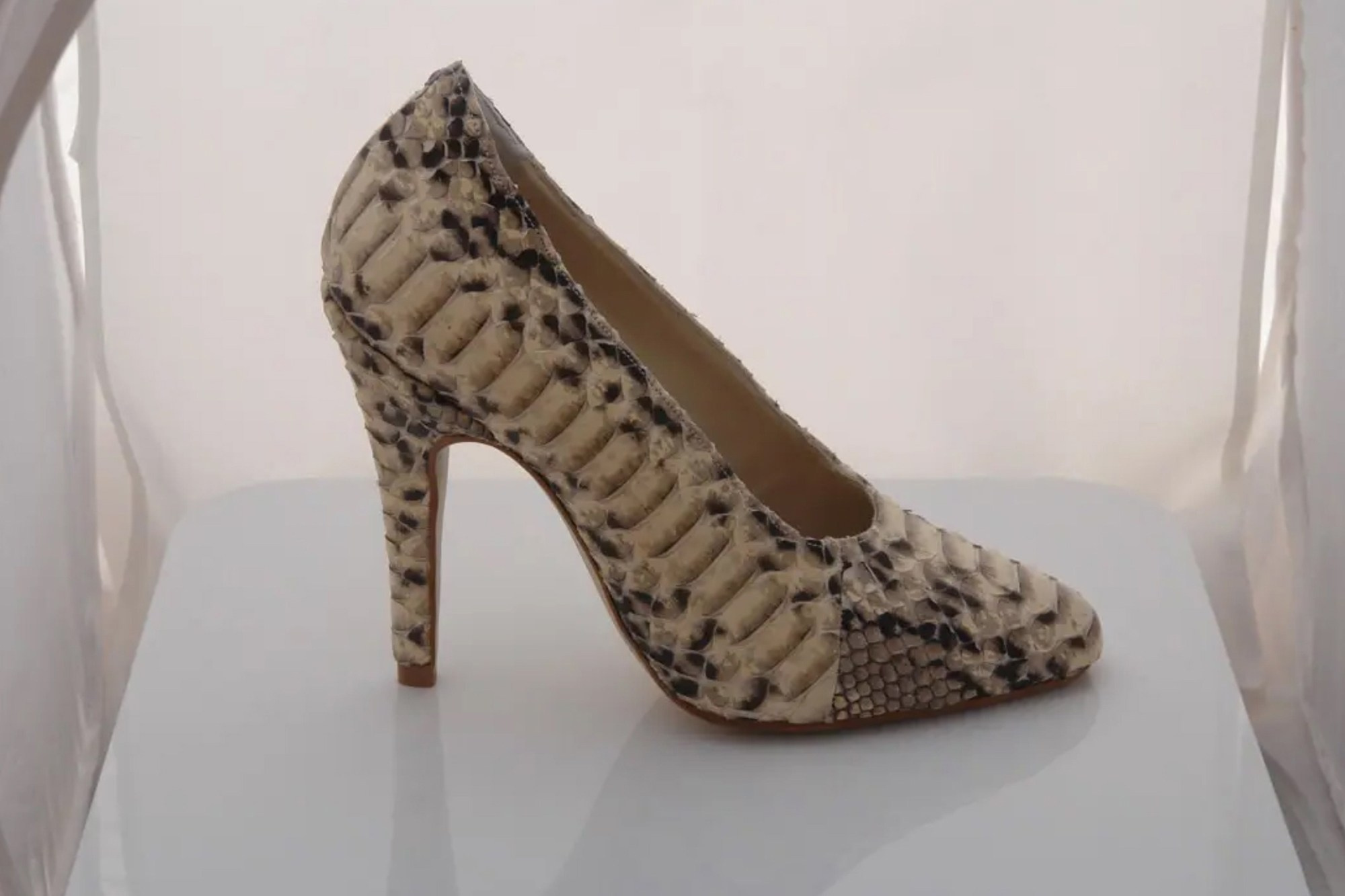 Elevate Your E-Commerce Photos with Professional Retouching Services. AI Photo Retoucher and Image Restorer Zhanna Ognivo